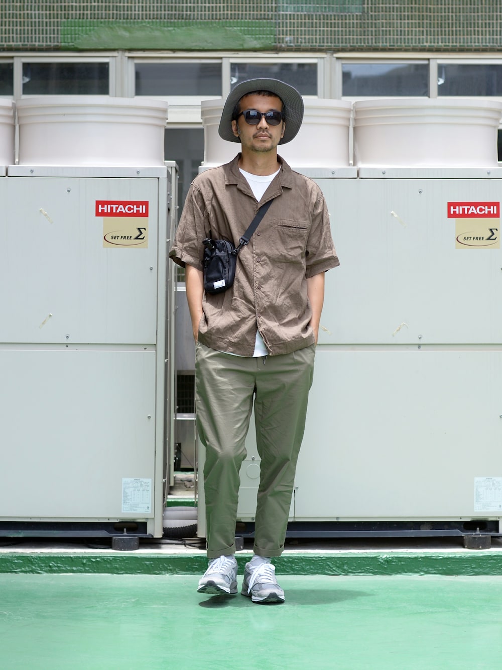 「plain-me、cop by plain-me 、NEW BALANCE 990V5、BEAUTY & Youth  x plain-me、COP 1616、COP PM旅行小包」｜「plain-meのCOP 多機能ショルダーバッグ（ショルダーバッグ、グリーン系）」を使った、plain-me_Akkoさん（メンズ・177cm）の夏コーディネートの1枚目の写真