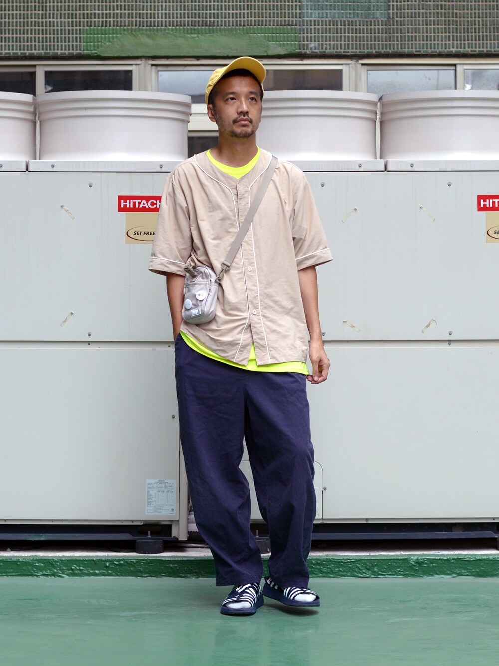 ブルー系のデニムパンツ、ブラウン系のその他パンツを着用したメンズの夏コーディネートの1枚目の写真