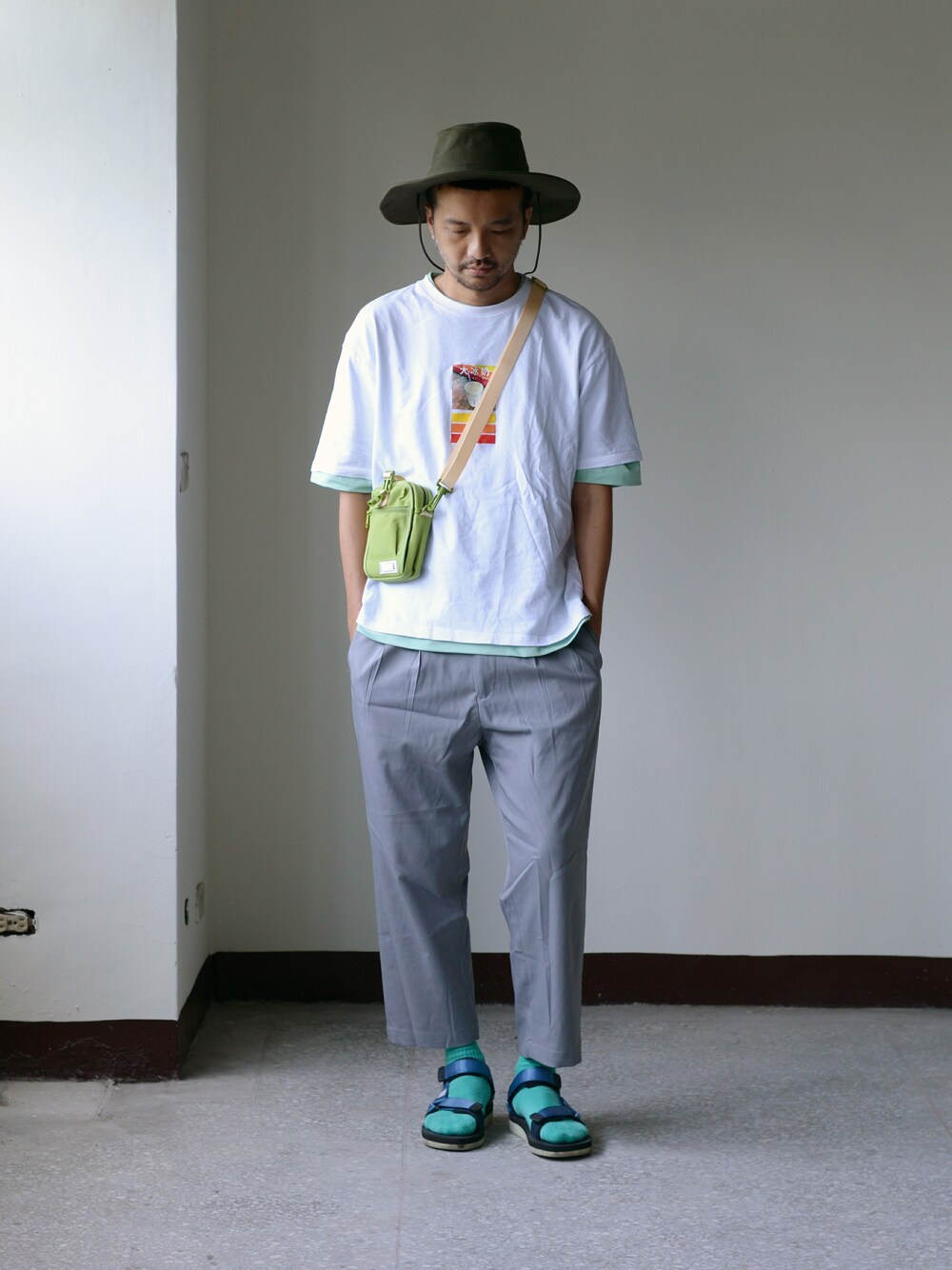 「plain-me、snowpeak、cop by plain-me 」｜「plain-meの紀念品JNP 台湾朝食店(營養早餐店)メニューTEEシャツ（Tシャツ/カットソー、ホワイト系）」を使った、plain-me_Akkoさん（メンズ・177cm）の夏コーディネートの1枚目の写真