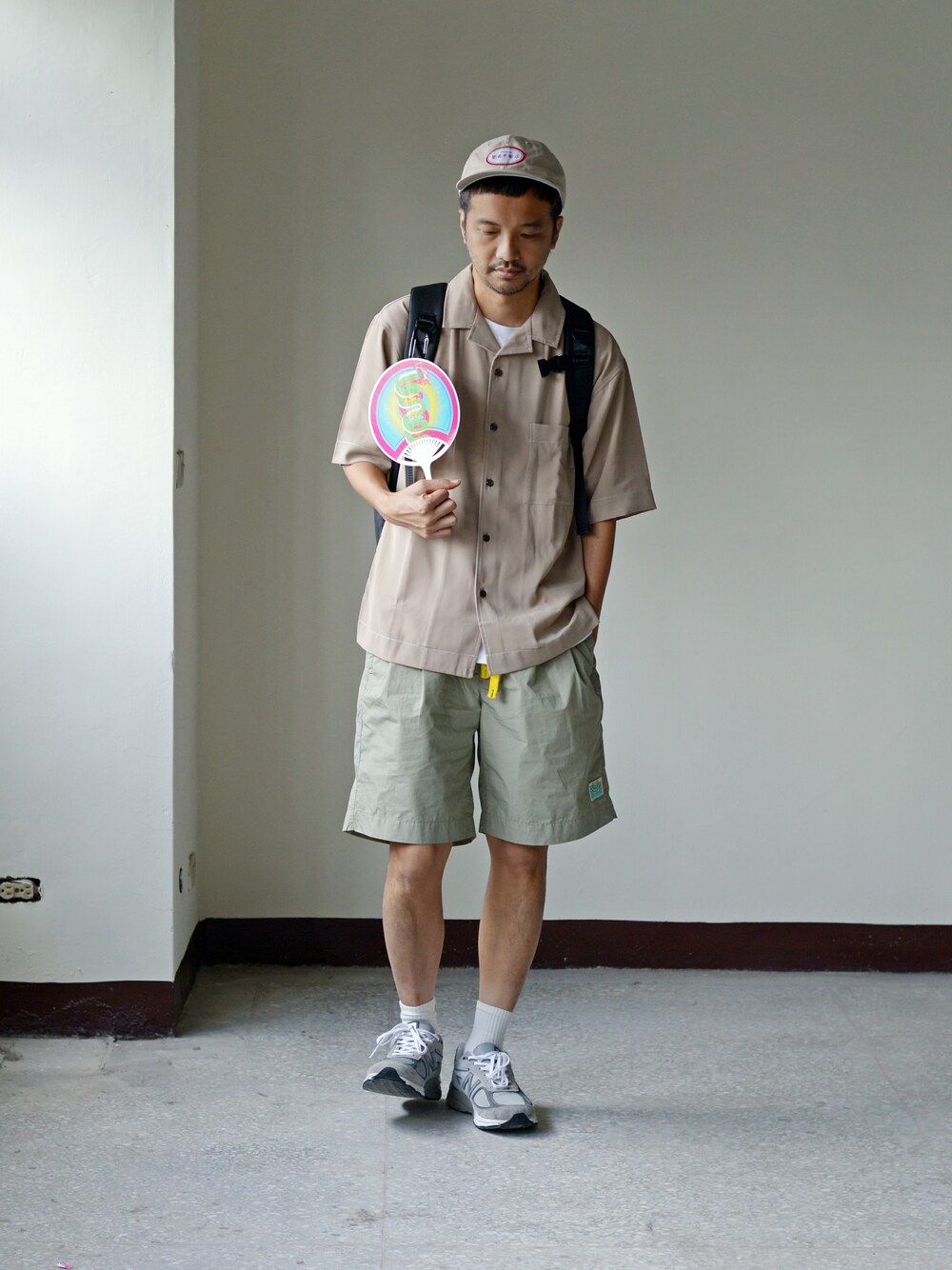 「New Balance、plain-me、Anello、cop by plain-me 、JNP」｜「plain-meのCOP 撥水高耐久ミリタリーショートパンツ（その他パンツ、ベージュ系）」を使った、plain-me_Akkoさん（メンズ・177cm）の夏コーディネートの1枚目の写真