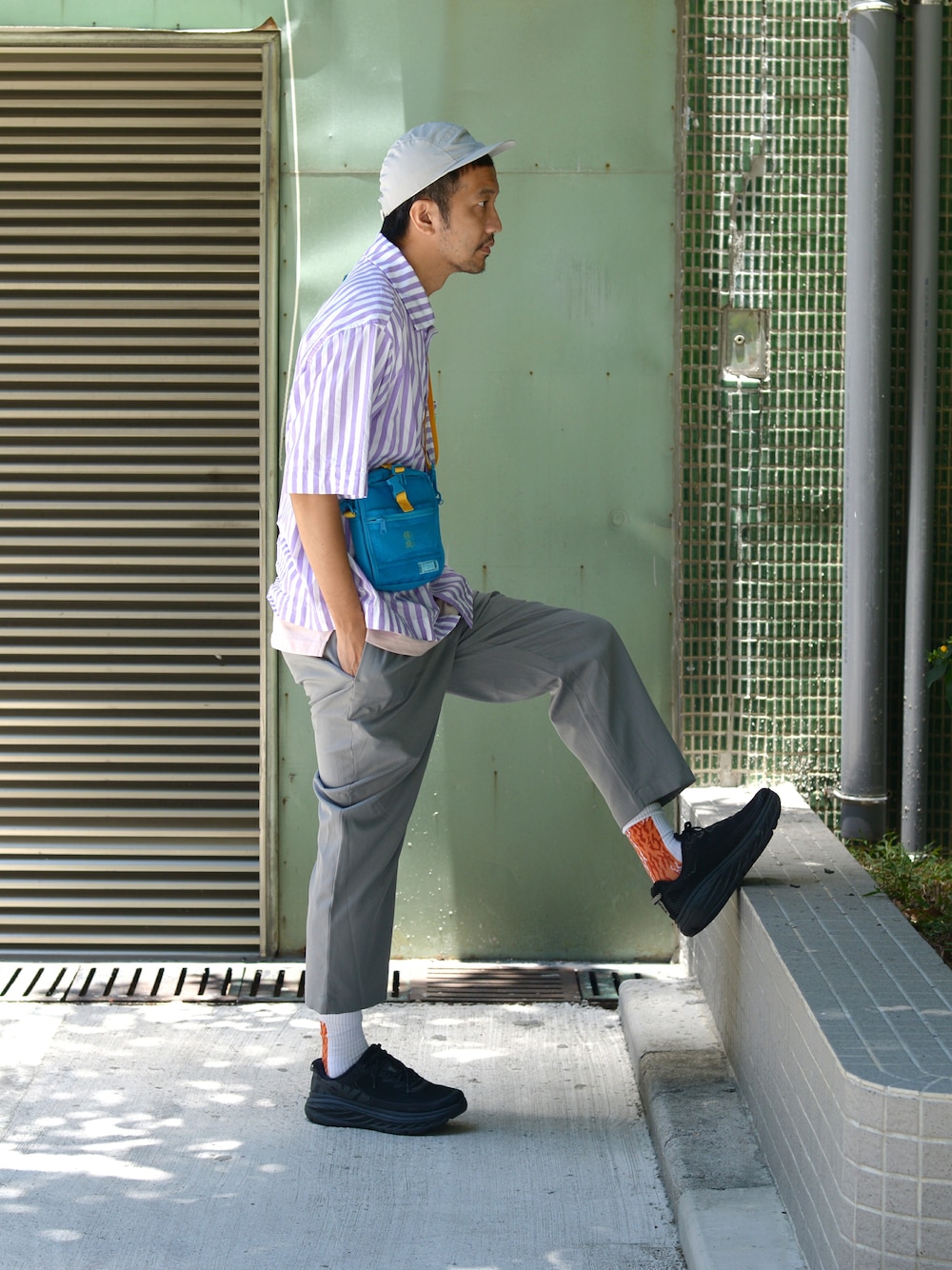 「plain-me、HOKAONEONE、cop by plain-me 、JNP」｜「plain-meのCOP 多機能ショルダーバッグ（ショルダーバッグ、グリーン系）」を使った、plain-me_Akkoさん（メンズ・177cm）の夏コーディネートの1枚目の写真