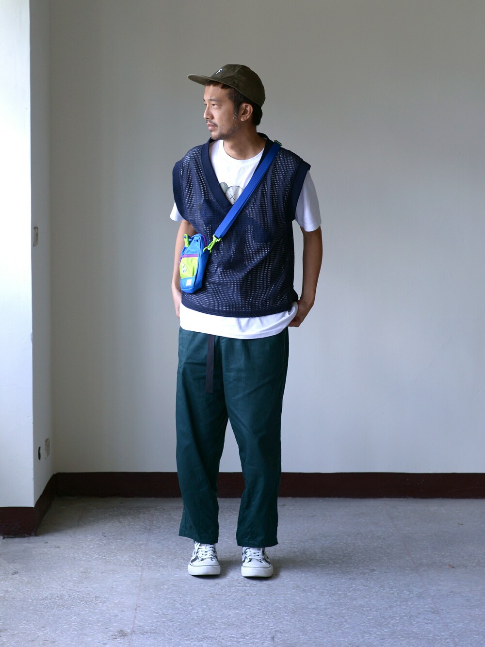 「UNIQLO、plain-me、TOY STORY、cop by plain-me 、Article 1007 Canvas」｜「plain-meのCOP 多機能ショルダーバッグ（ショルダーバッグ、グリーン系）」を使った、plain-me_Akkoさん（メンズ・177cm）の夏コーディネートの1枚目の写真