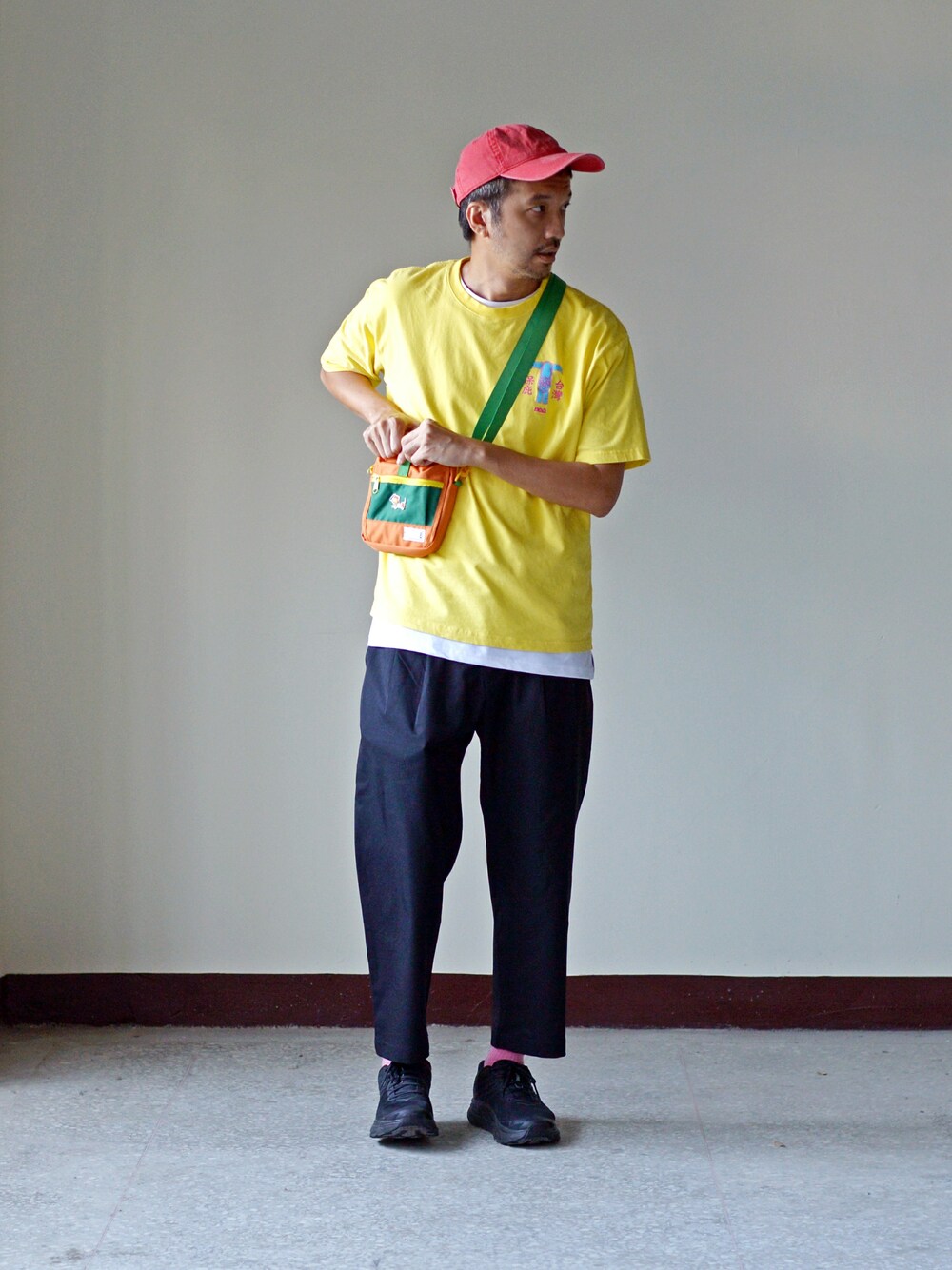 グリーン系のショルダーバッグ、ブルー系のデニムパンツ、グリーン系のTシャツ/カットソーを着用したメンズの夏コーディネートの1枚目の写真