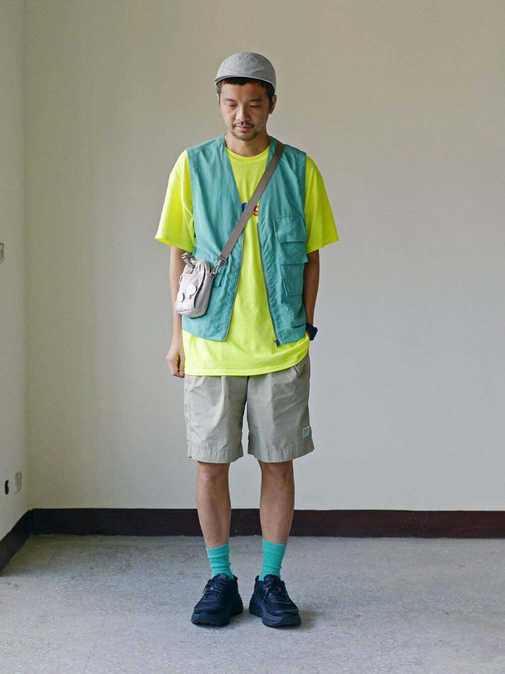 「lafayette、plain-me、HOKAONEONE、cop by plain-me 」｜「plain-meのCOP 多機能ショルダーバッグ（ショルダーバッグ、ブルー系）」を使った、plain-me_Akkoさん（メンズ・177cm）の夏コーディネートの1枚目の写真