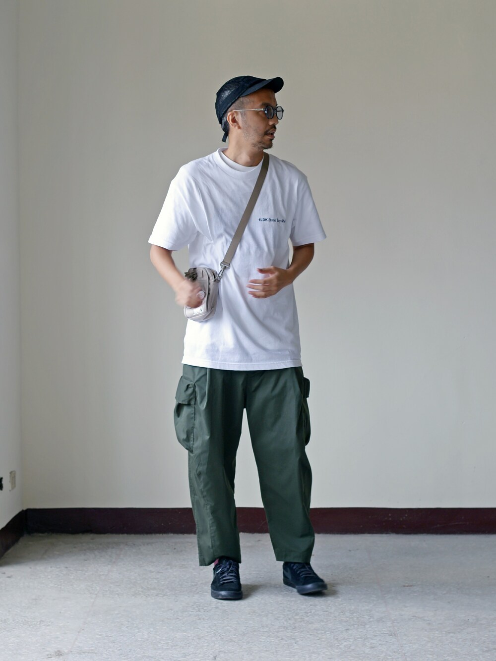「VANS、UT、1ldk、plain-me、cop by plain-me 、WISDOM X plain-me 別注款長褲」｜「plain-meのCOP 多機能ショルダーバッグ（ショルダーバッグ、グリーン系）」を使った、plain-me_Akkoさん（メンズ・177cm）の夏コーディネートの1枚目の写真