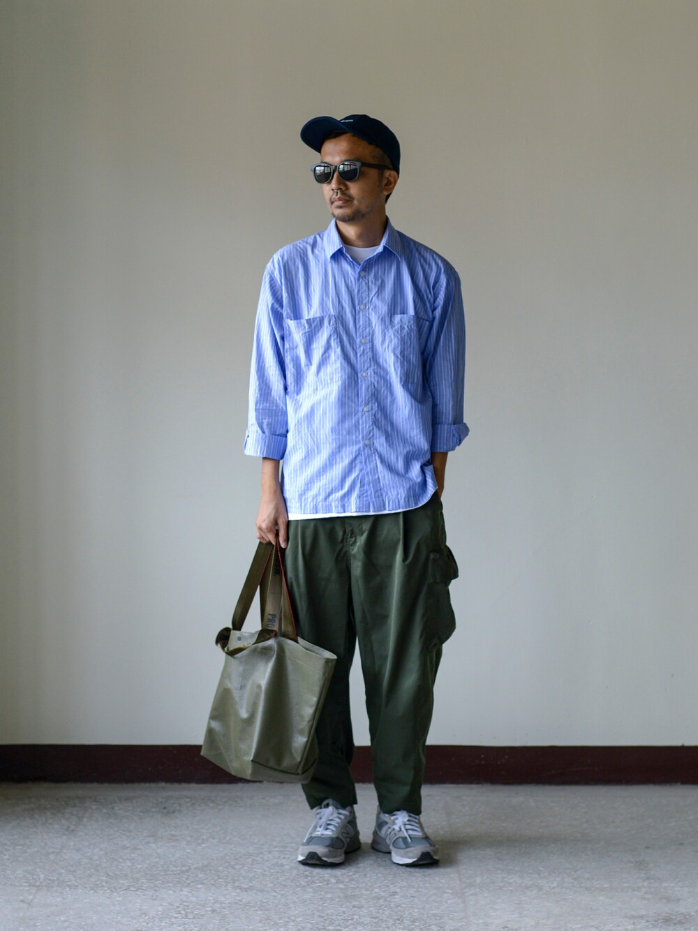 「New Balance、plain-me、cop by plain-me 、WISDOM x plain-me、nozzle quiz」｜「plain-meのCOP ストライプポケットワイドシャツ（シャツ/ブラウス、ブルー系）」を使った、plain-me_Akkoさん（メンズ・177cm）の夏コーディネートの1枚目の写真