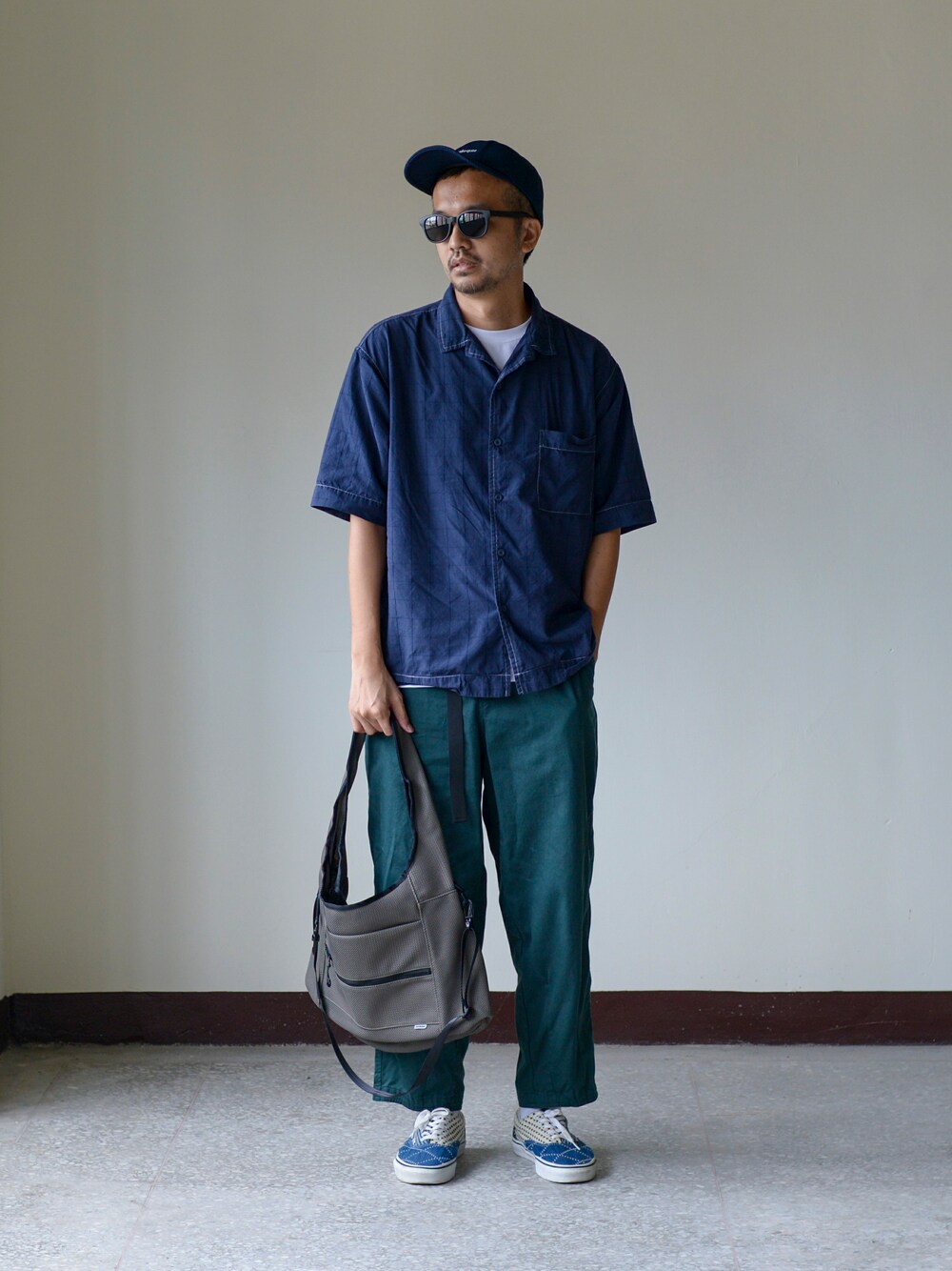 「plain-me、cop by plain-me 」｜「plain-meのCOP 多機能ショルダーバッグ（ショルダーバッグ、グリーン系）」を使った、plain-me_Akkoさん（メンズ・177cm）の夏コーディネートの1枚目の写真