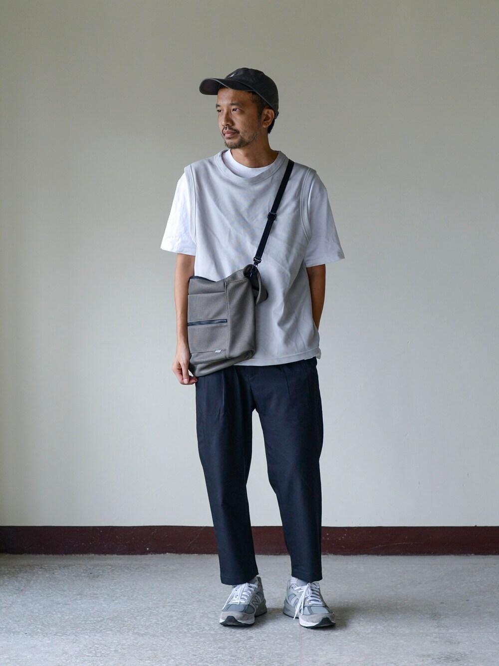 「Polo Ralph Lauren、plain-me、NEW BALANCE 990、cop by plain-me 」｜「plain-meのCOP 1616 EASYブレンドドローストリングパンツ（チノパンツ、グレー系）」を使った、plain-me_Akkoさん（メンズ・177cm）の秋コーディネートの1枚目の写真