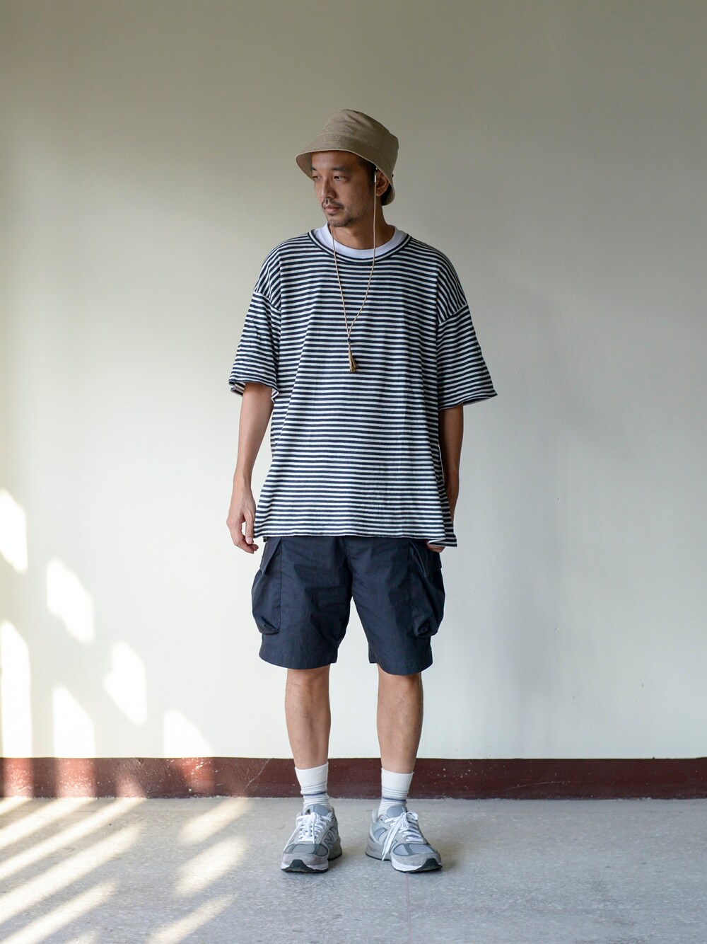 「New Balance、UNUSED、plain-me、cop by plain-me 」｜「plain-meのCOP 撥水高耐久ミリタリーショートパンツ（その他パンツ、ベージュ系）」を使った、plain-me_Akkoさん（メンズ・177cm）の秋コーディネートの1枚目の写真