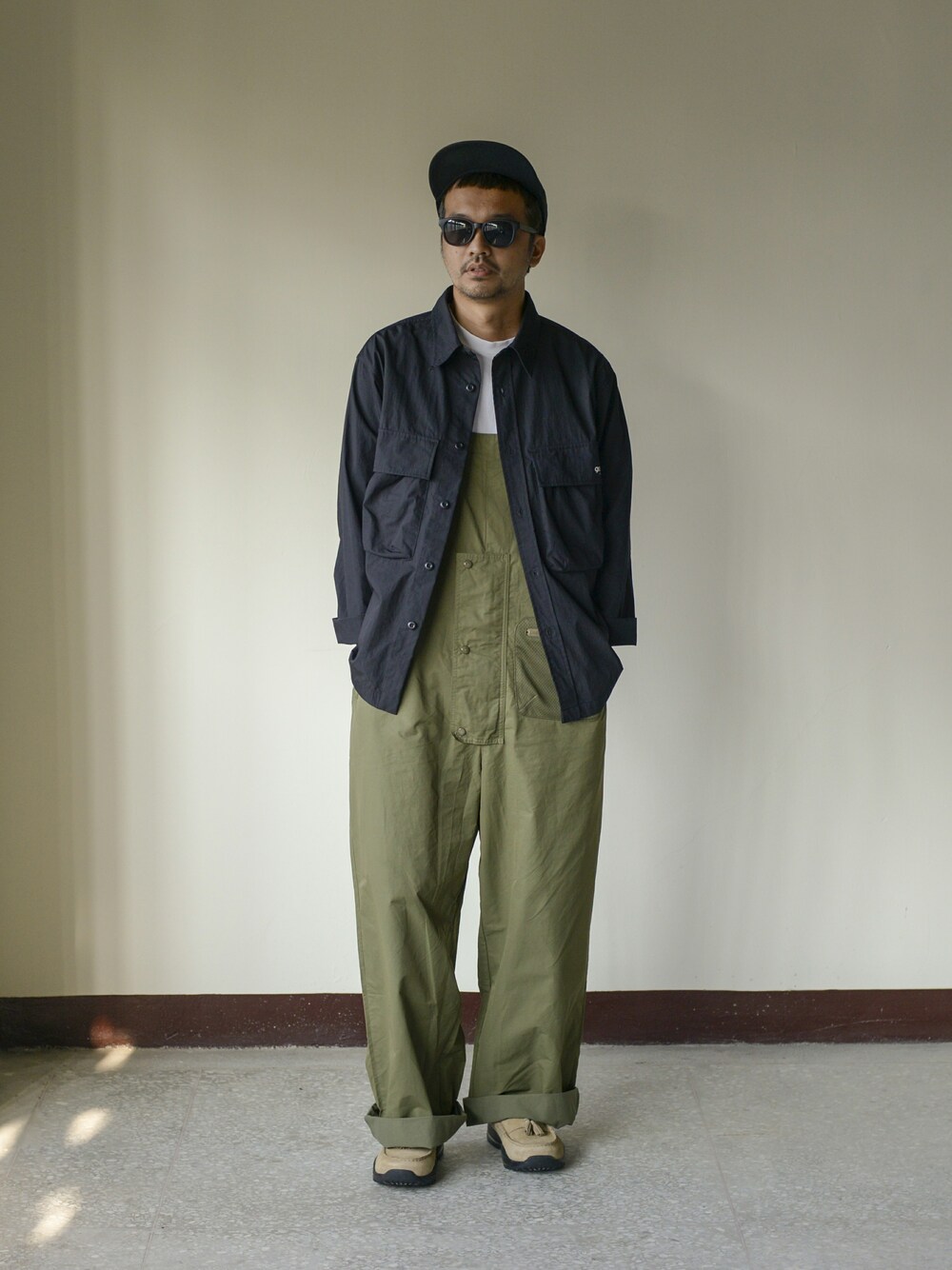 「plain-me、cop by plain-me 、GRAVIS x plain-me」｜「plain-meのCOP ワイドジーンズ（デニムパンツ、ブルー系）」を使った、plain-me_Akkoさん（メンズ・177cm）の秋コーディネートの1枚目の写真