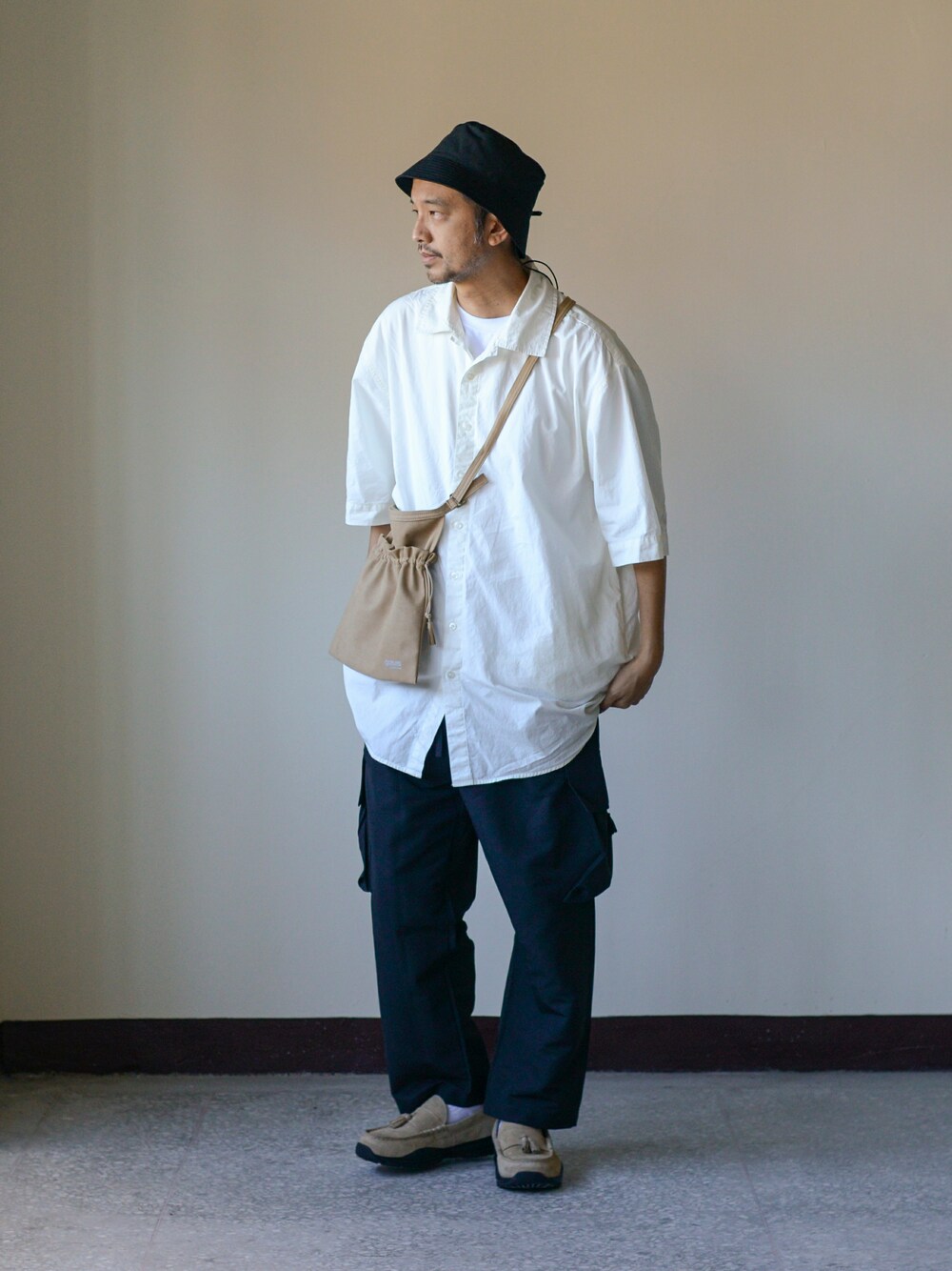 「cop by plain-me 、darenimo、GRAVIS x plain-me」｜「plain-meのCOP 1616 吸湿・汗排出プリーツパンツ（チノパンツ、ブラック系）」を使った、plain-me_Akkoさん（メンズ・177cm）の秋コーディネートの1枚目の写真