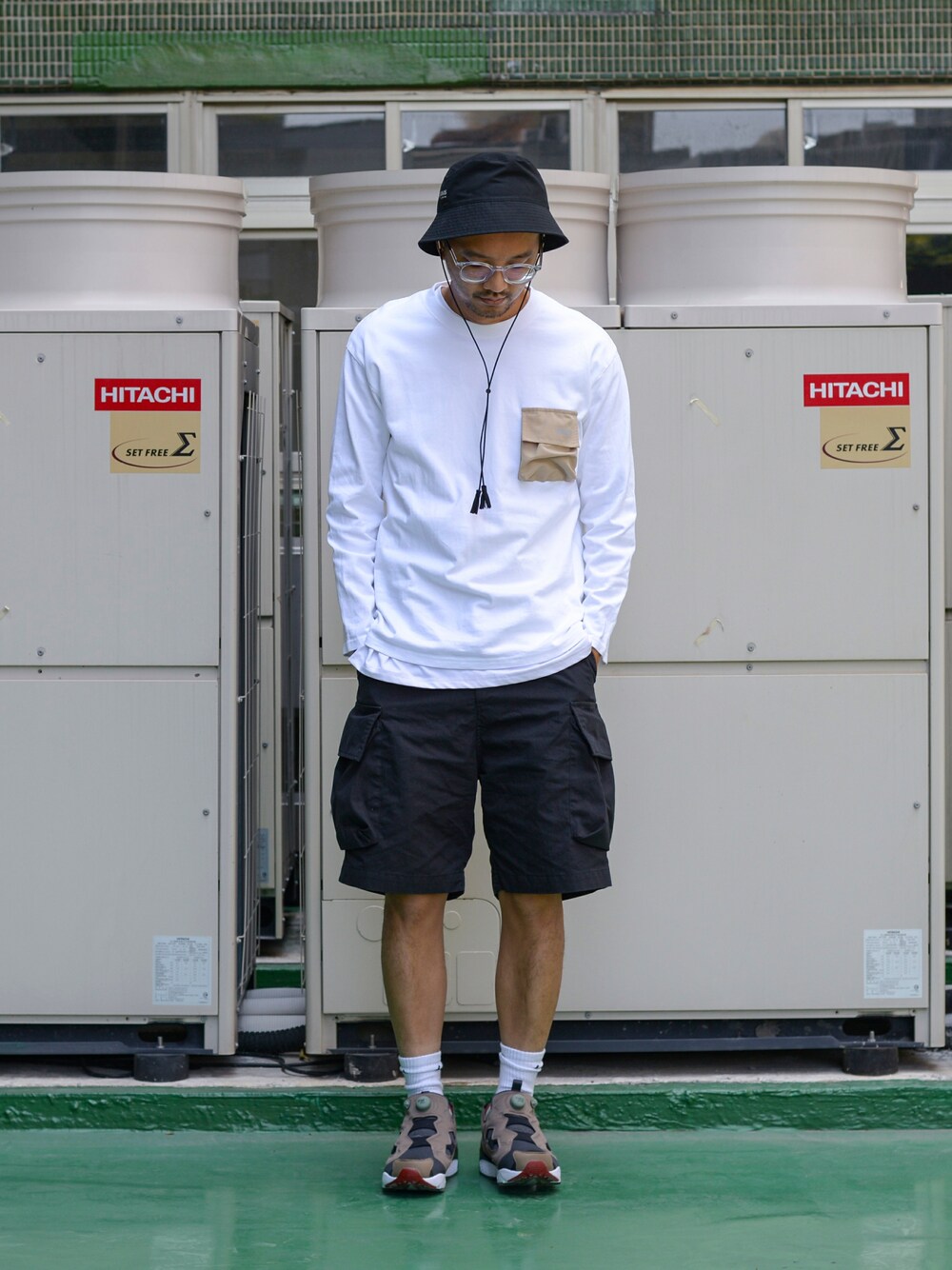 「plain-me、HOKAONEONE、cop by plain-me 、GRAVIS x plain-me」｜「plain-meのCOP 多機能ショルダーバッグ（ショルダーバッグ、グリーン系）」を使った、plain-me_Akkoさん（メンズ・177cm）の秋コーディネートの1枚目の写真