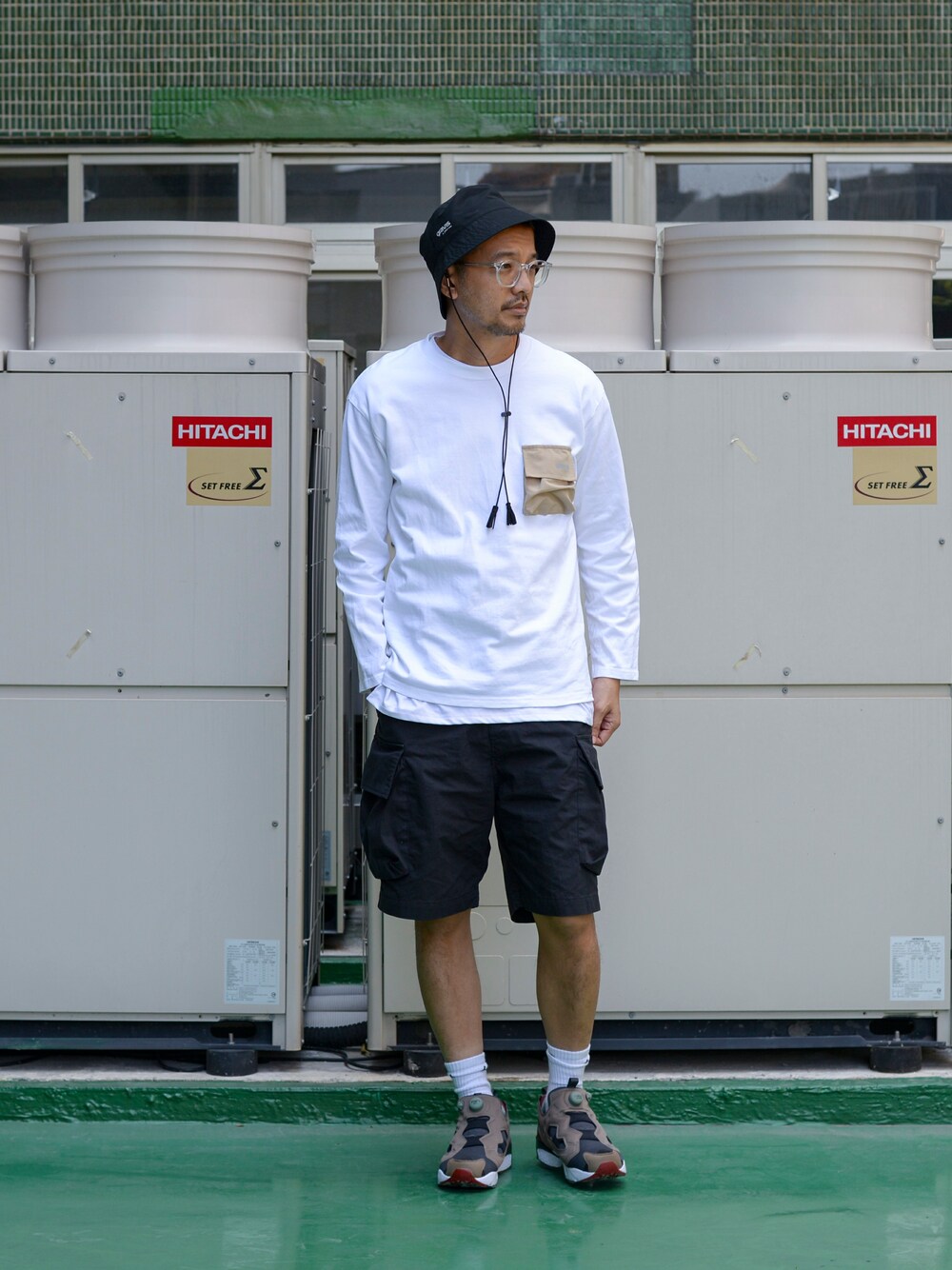 「plain-me、reebok pump fury、cop by plain-me 、GRAVIS x plain-me」｜「plain-meのCOP UVカット吸湿速乾ノースリーブＴシャツ（Tシャツ/カットソー、ホワイト系）」を使った、plain-me_Akkoさん（メンズ・177cm）の秋コーディネートの1枚目の写真