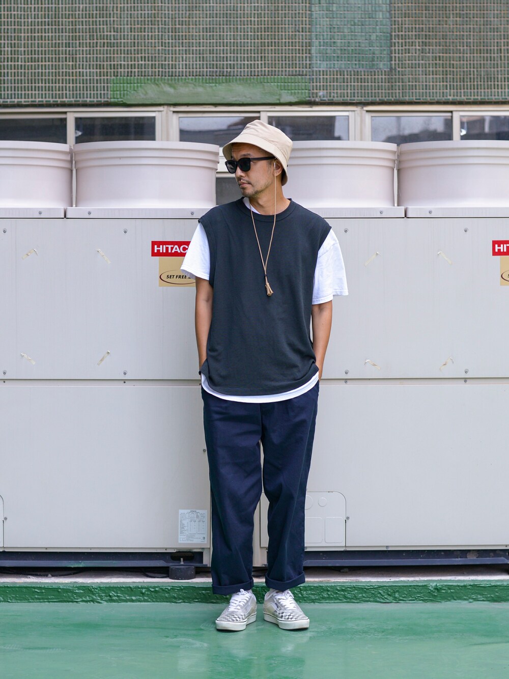 「plain-me、cop by plain-me 」｜「plain-meのCOP 1616 吸湿・汗排出プリーツパンツ（チノパンツ、ブラック系）」を使った、plain-me_Akkoさん（メンズ・177cm）の秋コーディネートの1枚目の写真