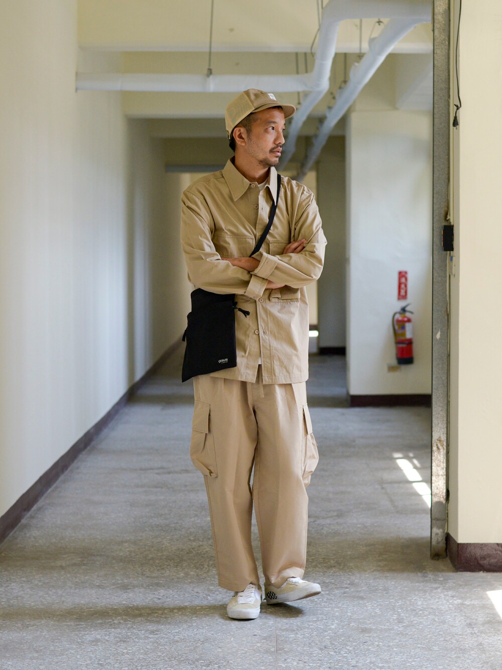 「plain-me、cop by plain-me 、GRAVIS x plain-me」｜「plain-meのCOP コットンフォールディングテーパードパンツ（その他パンツ、ベージュ系）」を使った、plain-me_Akkoさん（メンズ・177cm）の秋コーディネートの1枚目の写真