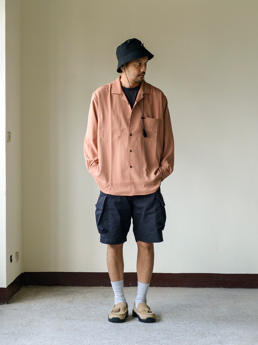 「plain-me、cop by plain-me 、GRAVIS x plain-me」｜「plain-meのCOP 多機能ショルダーバッグ（ショルダーバッグ、ブルー系）」を使った、plain-me_Akkoさん（メンズ・177cm）の秋コーディネートの1枚目の写真