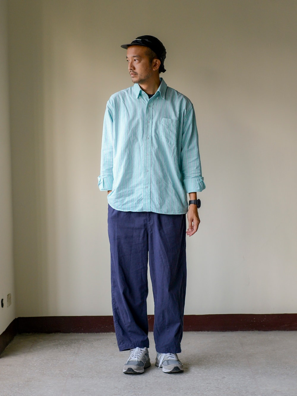 「niko and ...、plain-me、cop by plain-me 、NEW BALANCE 990V5」｜「plain-meのCOP ストライプポケットワイドシャツ（シャツ/ブラウス、ブルー系）」を使った、plain-me_Akkoさん（メンズ・177cm）の秋コーディネートの1枚目の写真