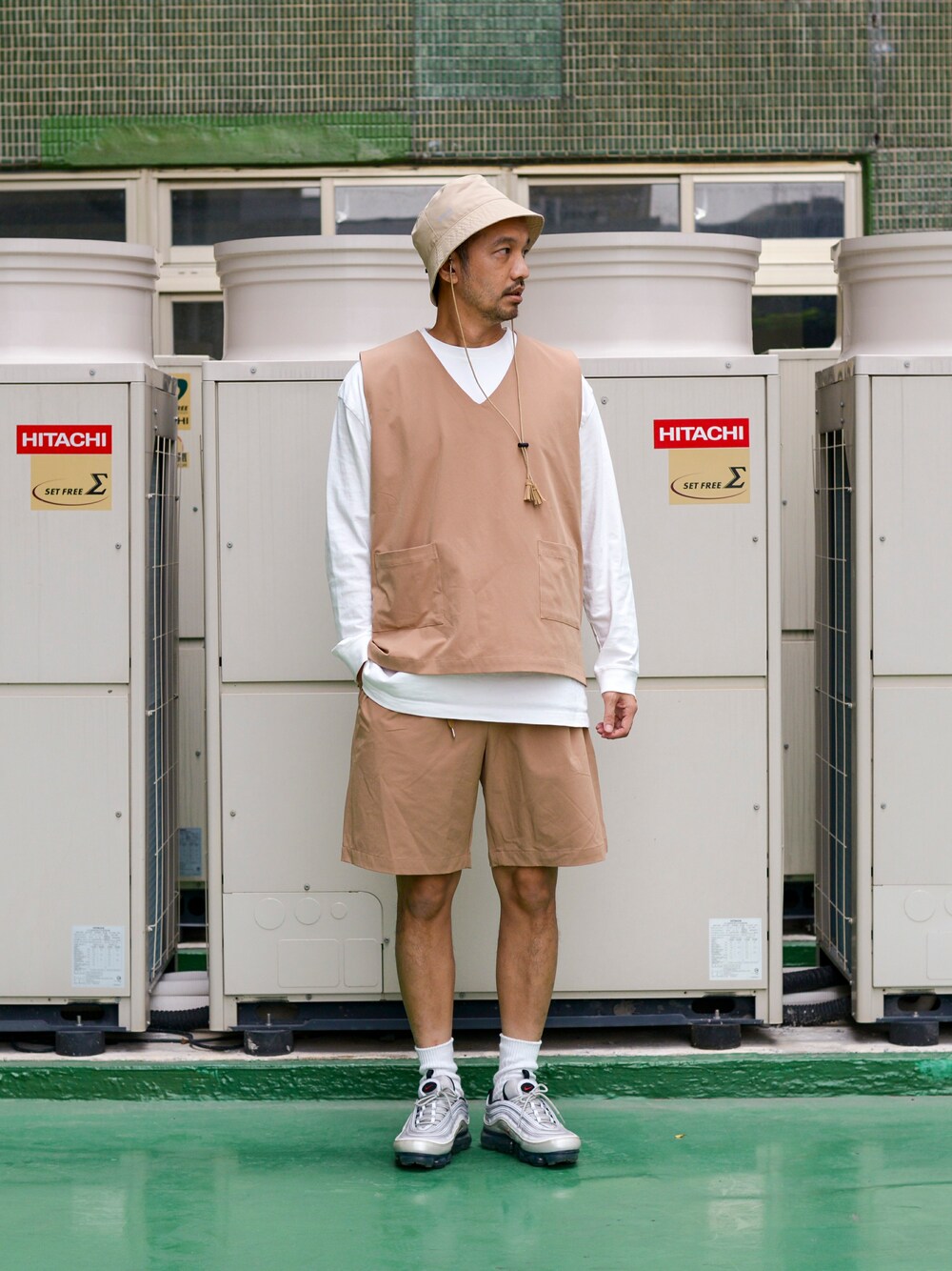 「plain-me、cop by plain-me 、GRAVIS x plain-me」｜「plain-meのCOP UVカット吸湿速乾ノースリーブＴシャツ（Tシャツ/カットソー、ホワイト系）」を使った、plain-me_Akkoさん（メンズ・177cm）の秋コーディネートの1枚目の写真