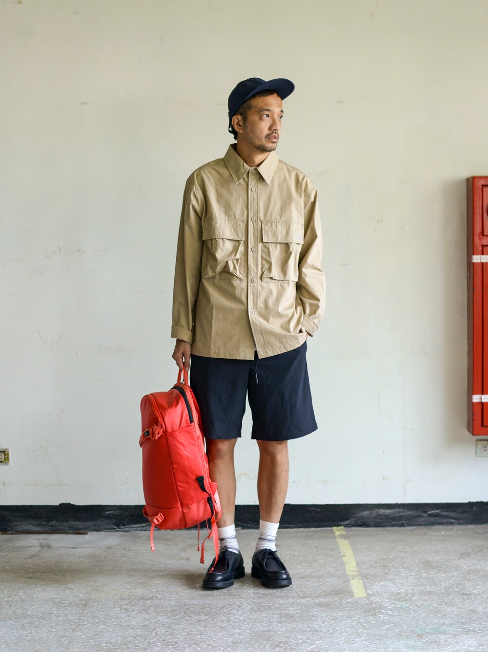 「cop by plain-me 、kleman padror、Beauty & Youth x plain-me」｜「plain-meのCOP 撥水高耐久ミリタリーショートパンツ（その他パンツ、ベージュ系）」を使った、plain-me_Akkoさん（メンズ・177cm）の秋コーディネートの1枚目の写真