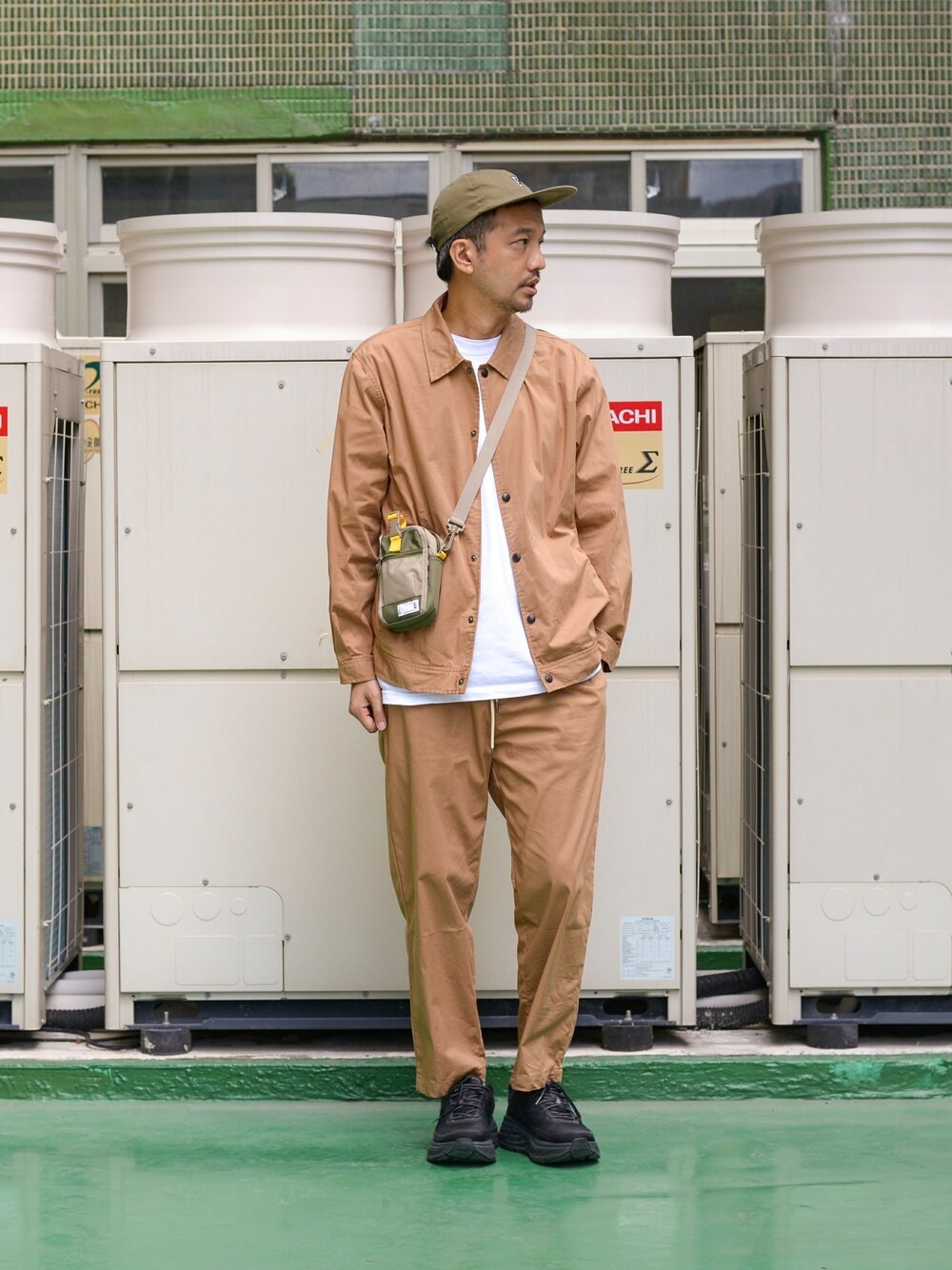 「plain-me、cop by plain-me 、FLAGSTAFF」｜「plain-meのCOP 多機能ショルダーバッグ（ショルダーバッグ、ブルー系）」を使った、plain-me_Akkoさん（メンズ・177cm）の秋コーディネートの1枚目の写真
