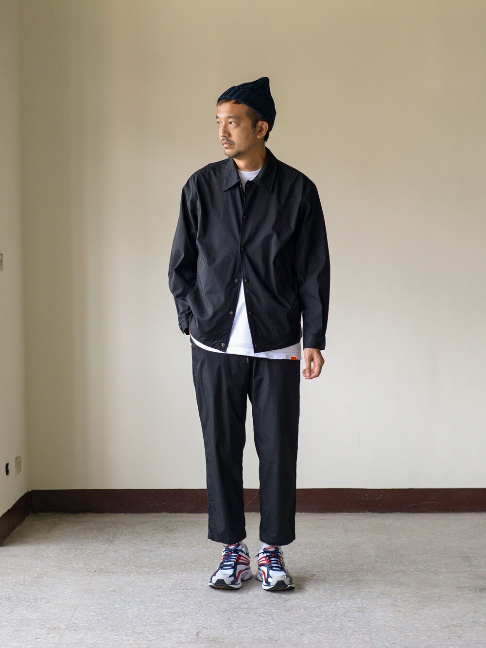 「reebok、BEAMS、cop by plain-me 」｜「plain-meのCOP 1616 吸湿・汗排出プリーツパンツ（チノパンツ、ブラック系）」を使った、plain-me_Akkoさん（メンズ・177cm）の秋コーディネートの1枚目の写真