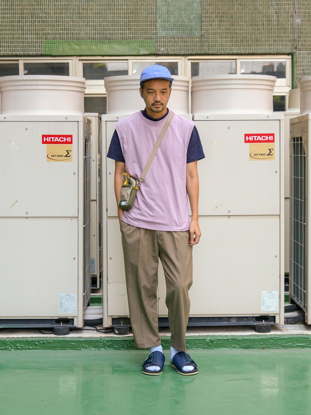 「suicoke、flagstuff、cop by plain-me 」｜「plain-meのCOP コットンフォールディングテーパードパンツ（その他パンツ、ベージュ系）」を使った、plain-me_Akkoさん（メンズ・177cm）の秋コーディネートの1枚目の写真