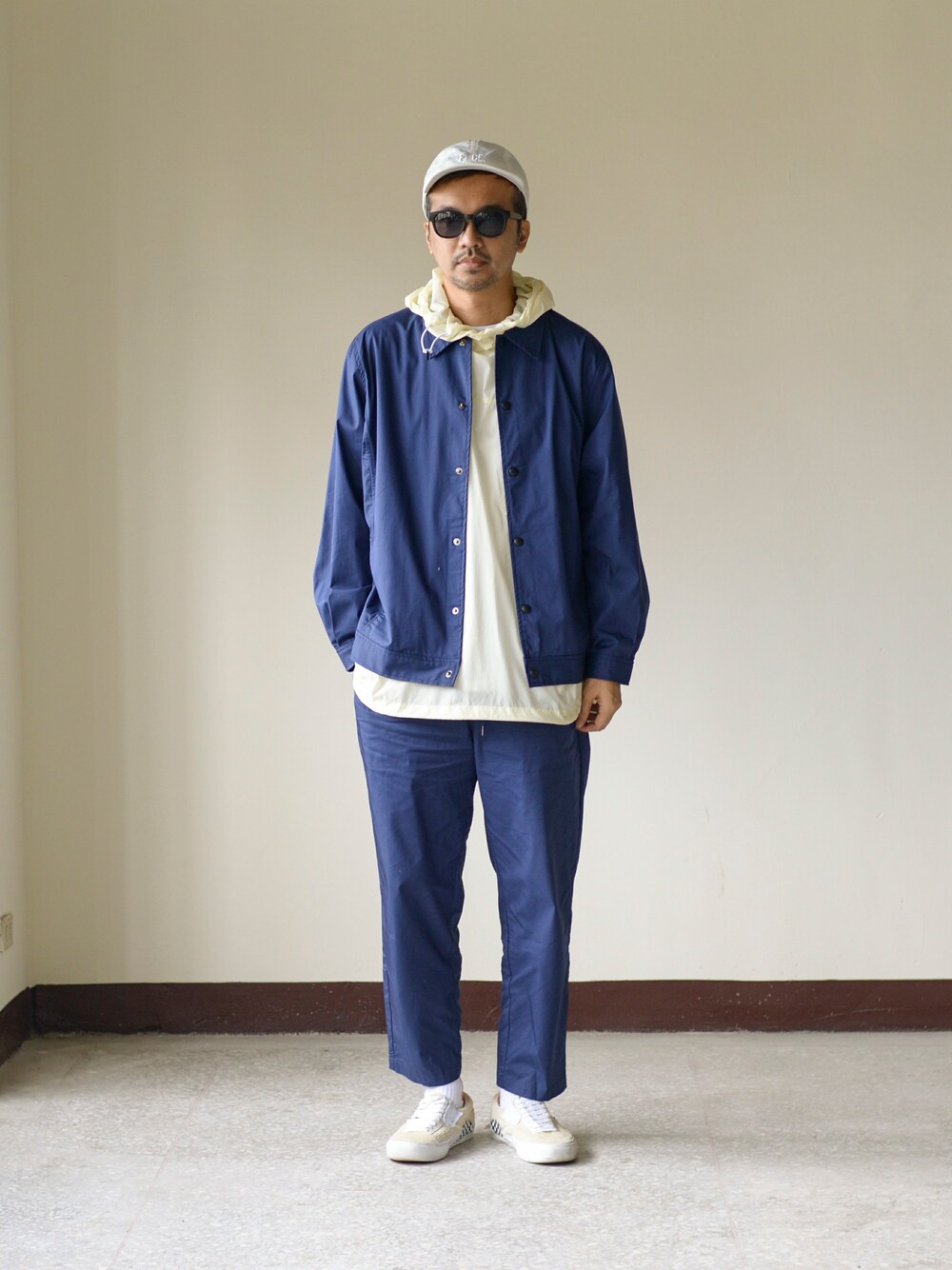 「plain-me、snowpeak、cop by plain-me 、fce」｜「plain-meのCOP ワイドジーンズ（デニムパンツ、ブルー系）」を使った、plain-me_Akkoさん（メンズ・177cm）の秋コーディネートの1枚目の写真