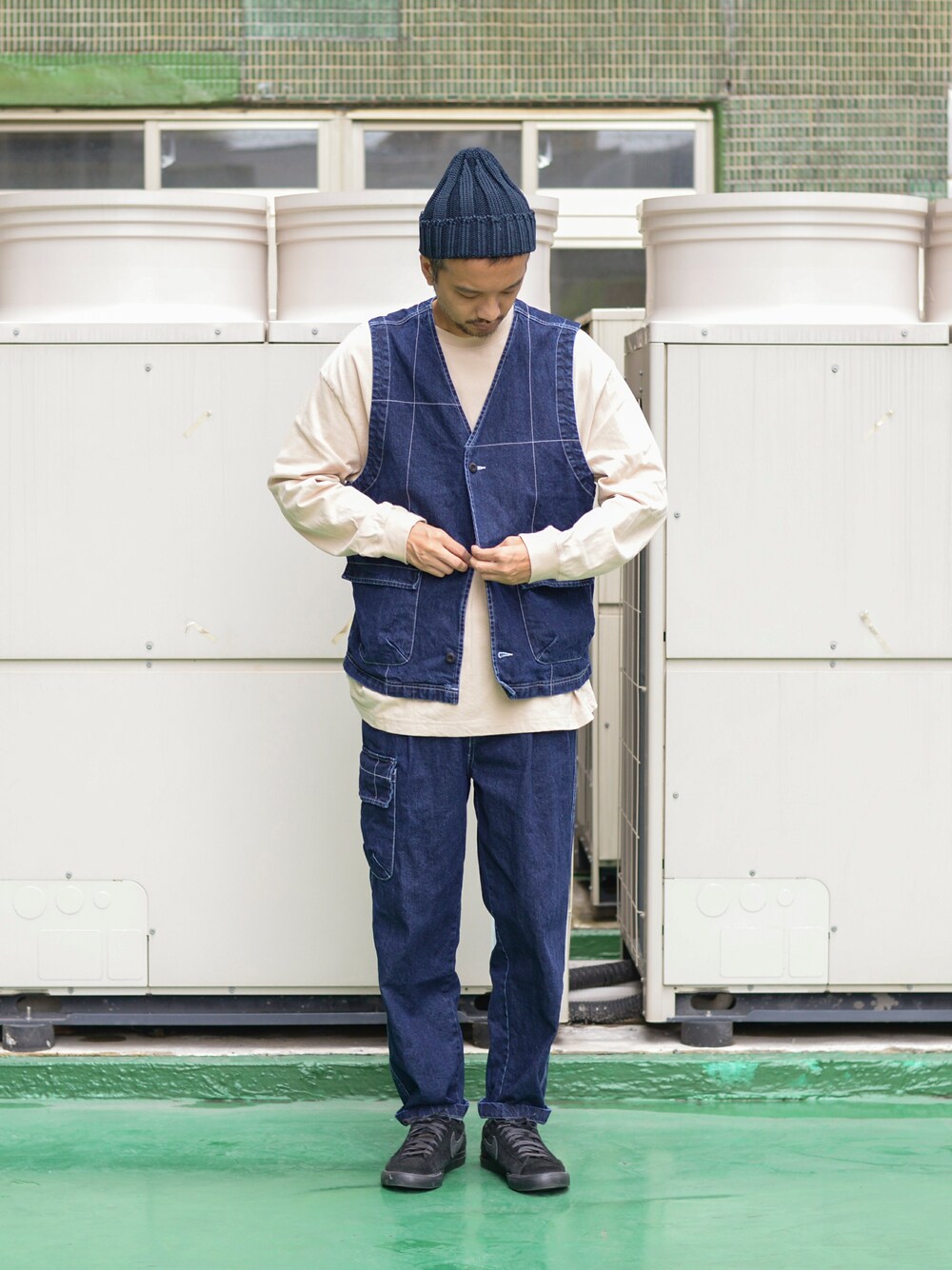 「NIKE、BEAMS、plain-me、cop by plain-me 」｜「plain-meのCOP ワイドジーンズ（デニムパンツ、ブルー系）」を使った、plain-me_Akkoさん（メンズ・177cm）の秋コーディネートの1枚目の写真