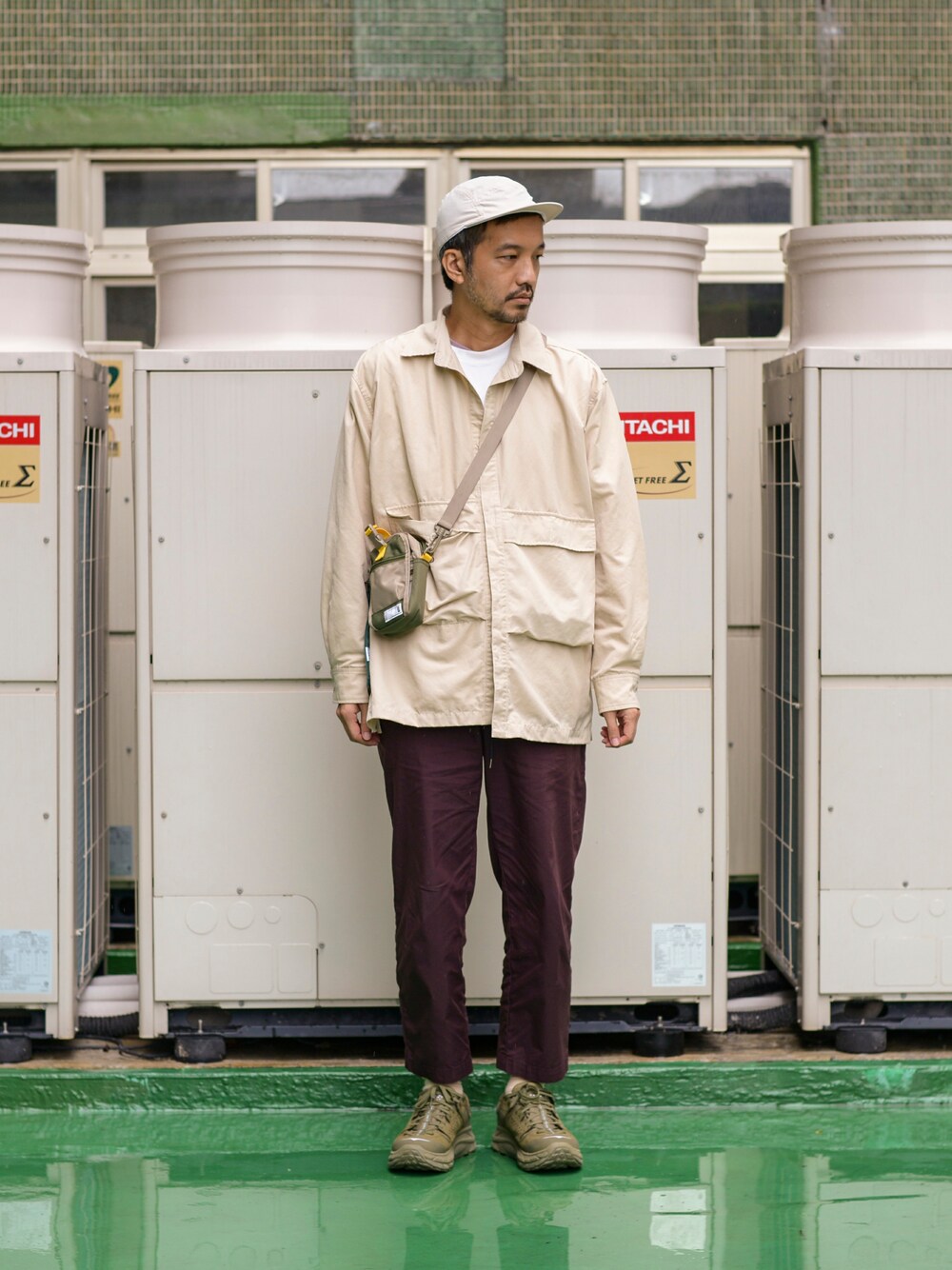 「HOKAONEONE、cop by plain-me 」｜「plain-meのCOP 1616 吸湿・汗排出プリーツパンツ（チノパンツ、ブラック系）」を使った、plain-me_Akkoさん（メンズ・177cm）の秋コーディネートの1枚目の写真