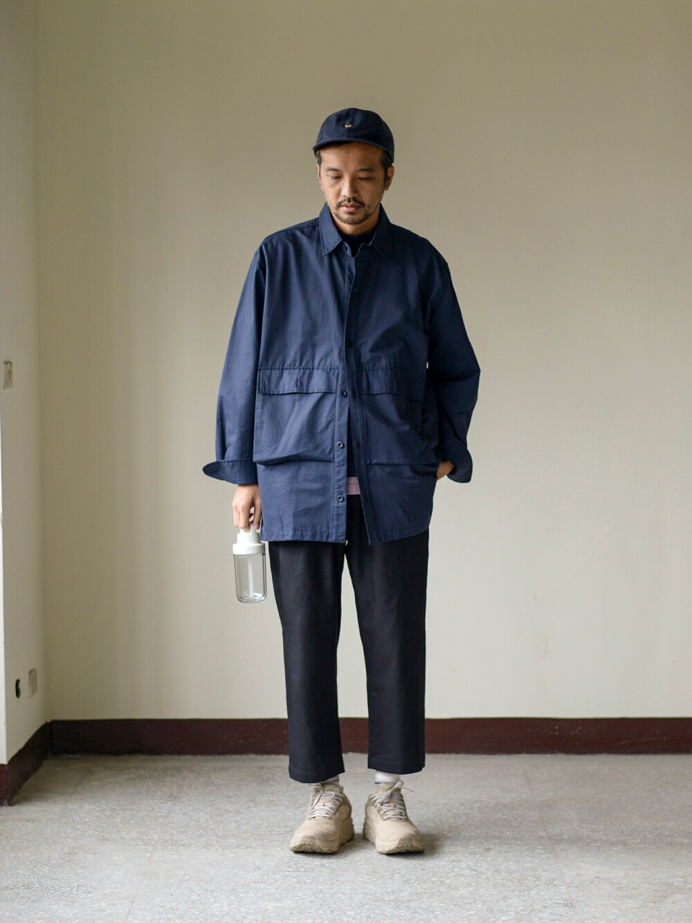 「cop by plain-me 、KINTO」｜「plain-meのCOP 1616 吸湿・汗排出プリーツパンツ（チノパンツ、ブラック系）」を使った、plain-me_Akkoさん（メンズ・177cm）の秋コーディネートの1枚目の写真