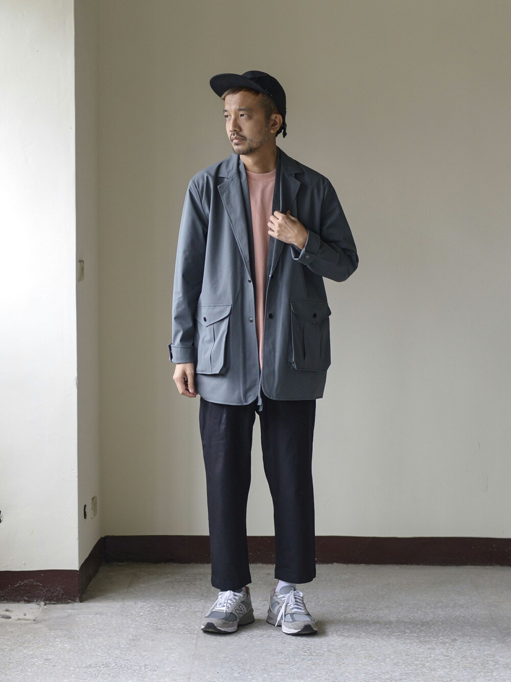 「Noritake、oqLiq、cop by plain-me 」｜「plain-meのCOP 1616 吸湿・汗排出プリーツパンツ（チノパンツ、ブラック系）」を使った、plain-me_Akkoさん（メンズ・177cm）の秋コーディネートの1枚目の写真