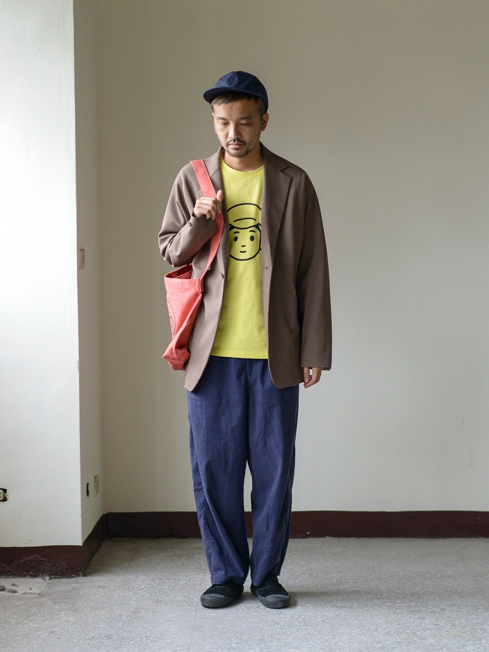 「NEEDLES、UNIVERSAL PRODUCTS、Noritake、cop by plain-me 」｜「plain-meのCOP ワイドジーンズ（デニムパンツ、ブルー系）」を使った、plain-me_Akkoさん（メンズ・177cm）の秋コーディネートの1枚目の写真