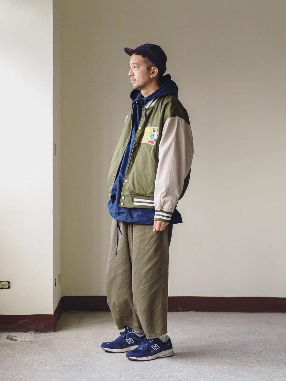 「90’s」｜「plain-meのアイテム（スタジャン、グリーン系）」を使った、plain-me_Akkoさん（メンズ・177cm）の冬コーディネートの1枚目の写真