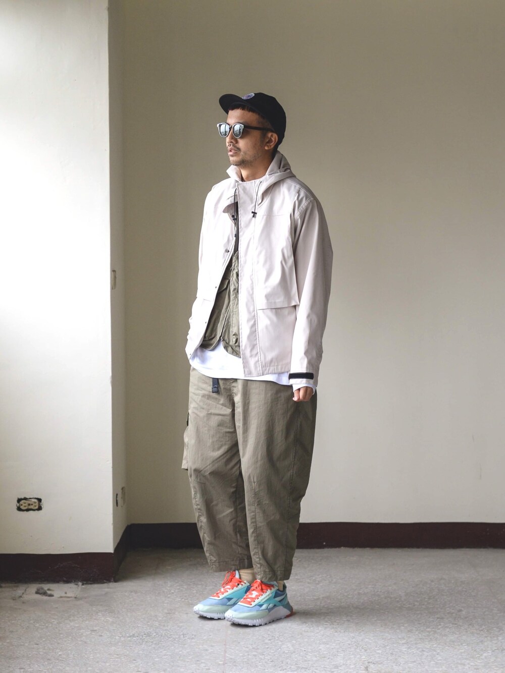 「90’s」｜「plain-meのアイテム（MA-1、シルバー系）」を使った、plain-me_Akkoさん（メンズ・177cm）の冬コーディネートの1枚目の写真