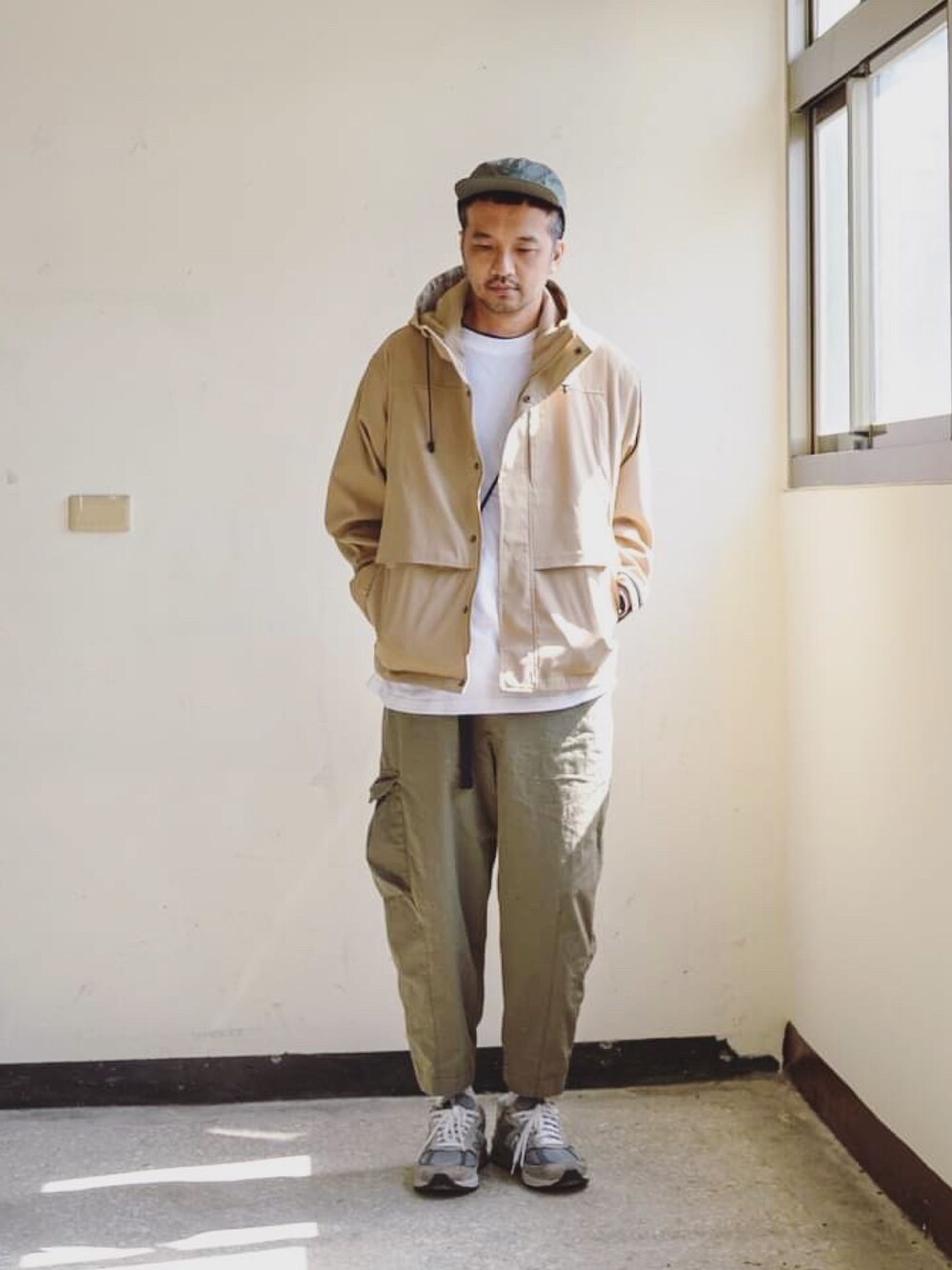 「90's」｜「plain-meのアイテム（トップス、ベージュ系）」を使った、plain-me_Akkoさん（メンズ・177cm）の春コーディネートの1枚目の写真