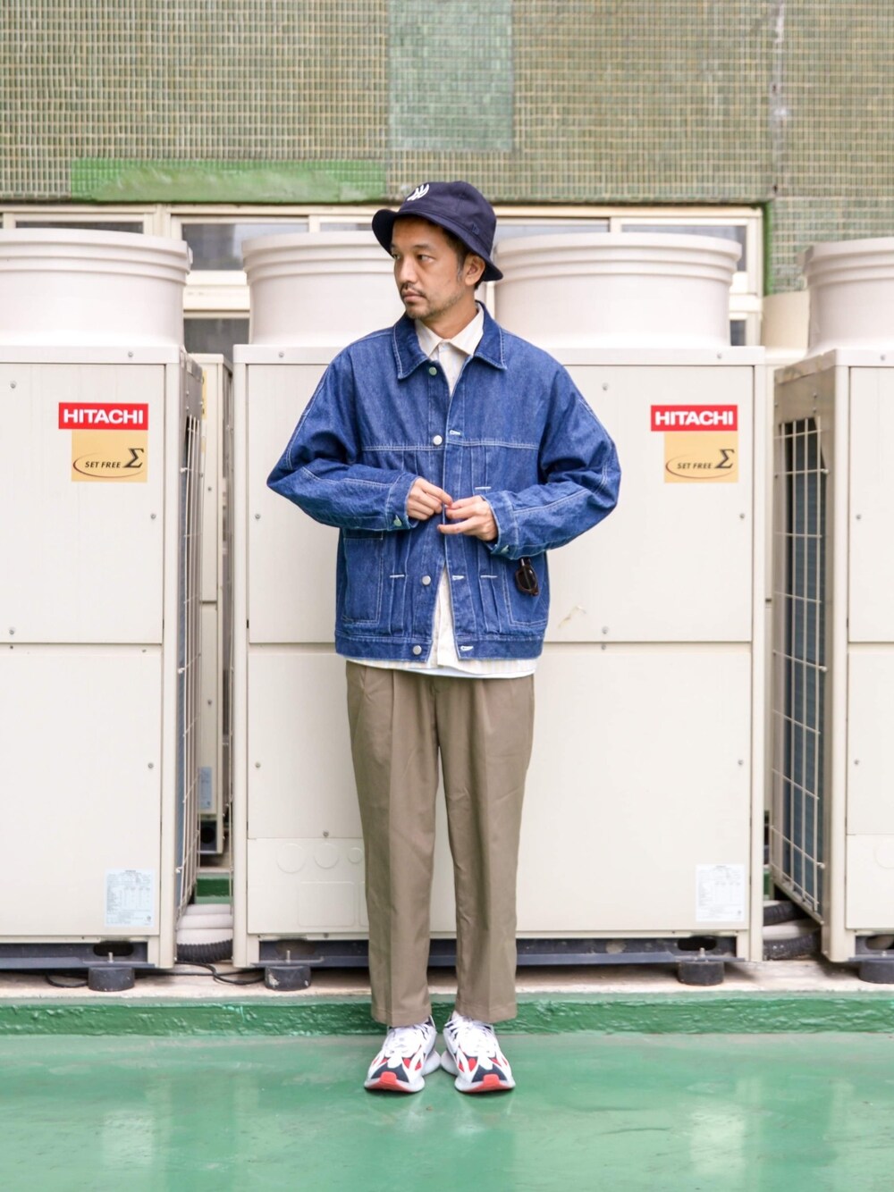「plain-me」｜「plain-meのアイテム（ジャケット/アウター、ブルー系）」を使った、plain-me_Akkoさん（メンズ・177cm）の春コーディネートの1枚目の写真
