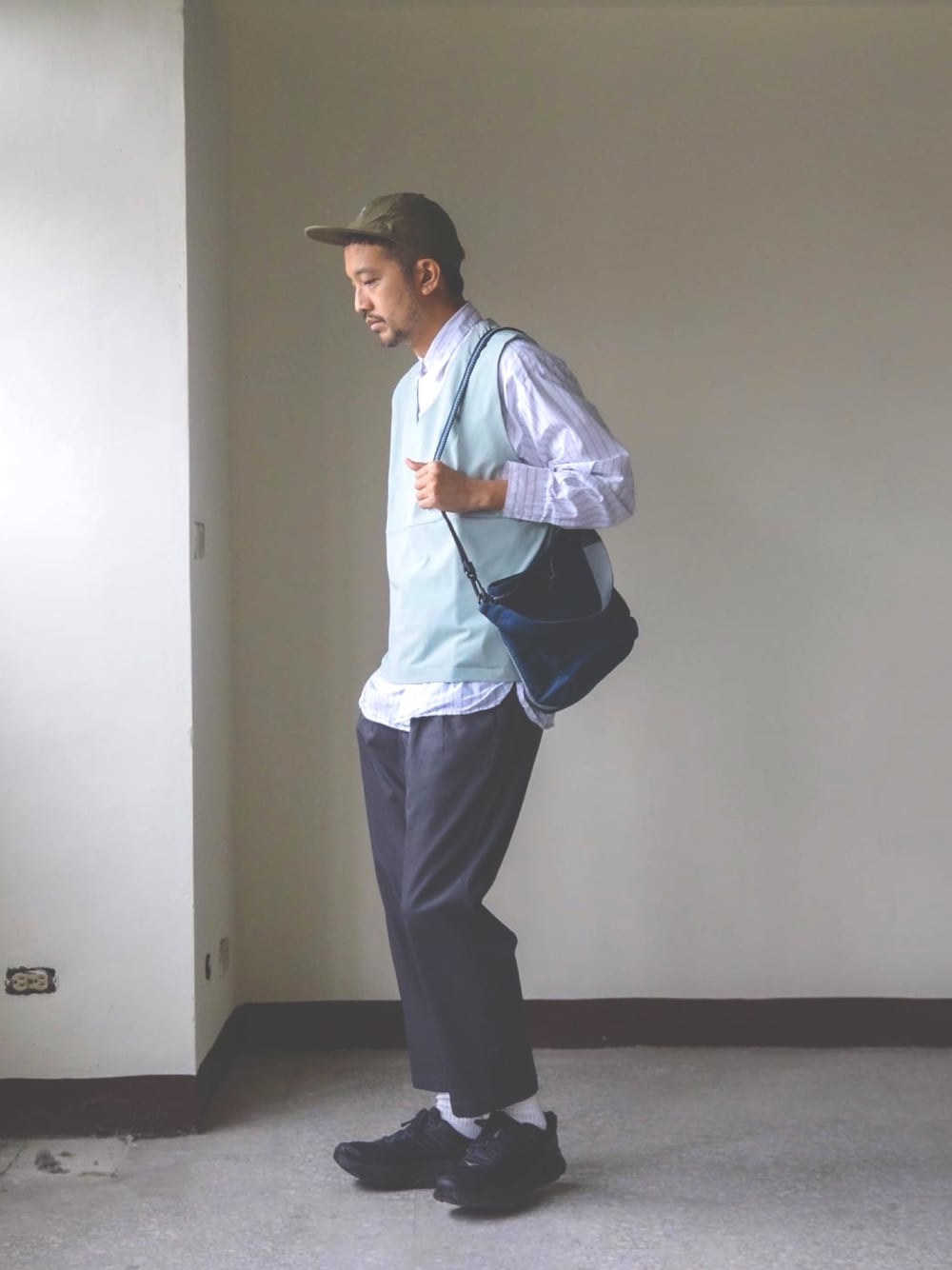 「VIBGYOR(VIBGYOR)、plain-me」｜「plain-meのアイテム（パンツ、グレー系）」を使った、plain-me_Akkoさん（メンズ・177cm）の春コーディネートの1枚目の写真