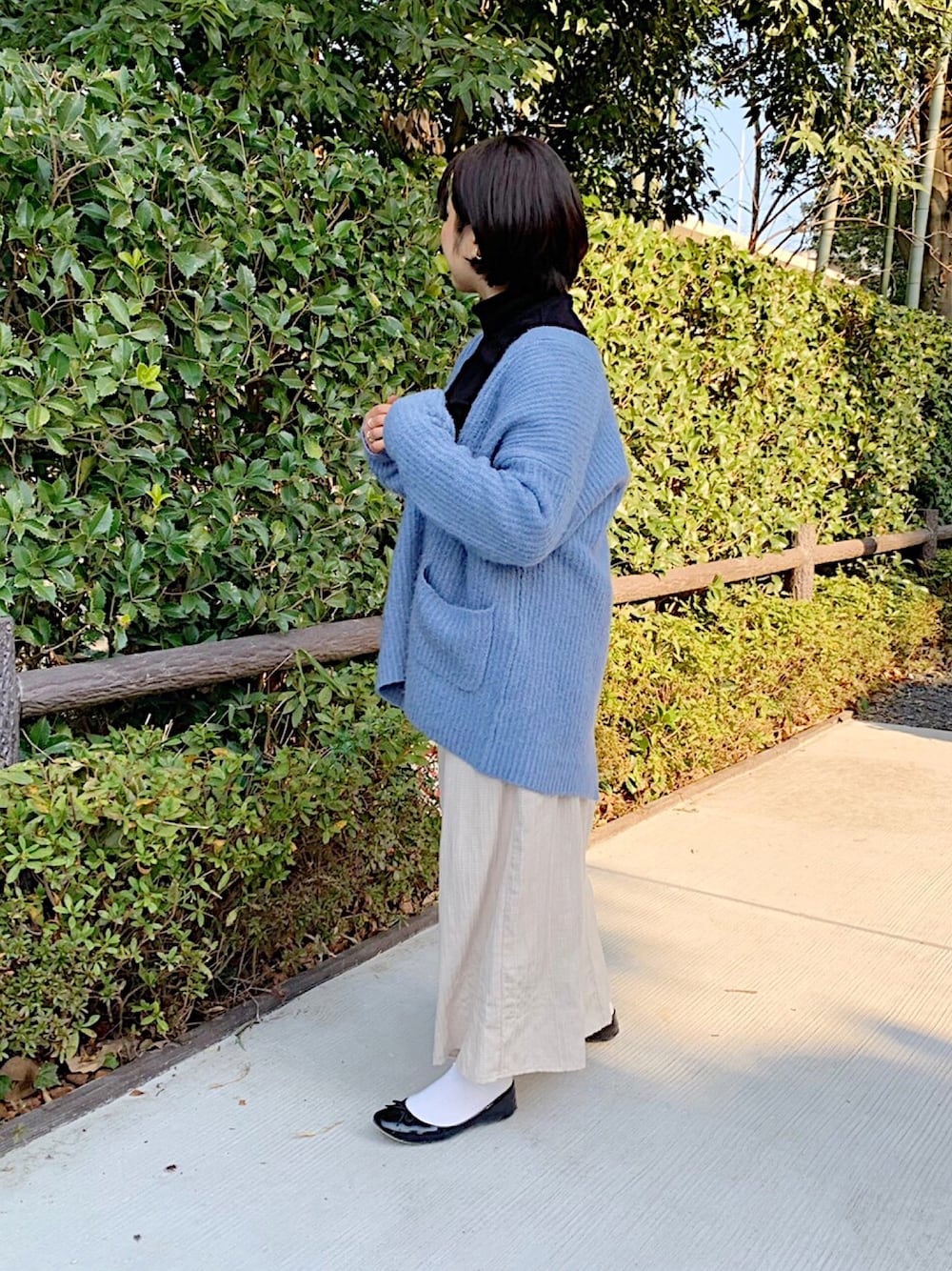 「ラクチンコーデ、カジュアル、春コーデ、カーディガン、カーディガンコーデ、ブルーコーデ、大人コーデ、シンプルコーデ、タイトスカート、タイトスカート白」｜「A part byの3.5ＧアゼVネックカーディガン　926045（カーディガン/ボレロ、ブルー系）」を使った、e Ⓜ︎ℹ︎さん（レディース・158cm）の冬コーディネートの1枚目の写真