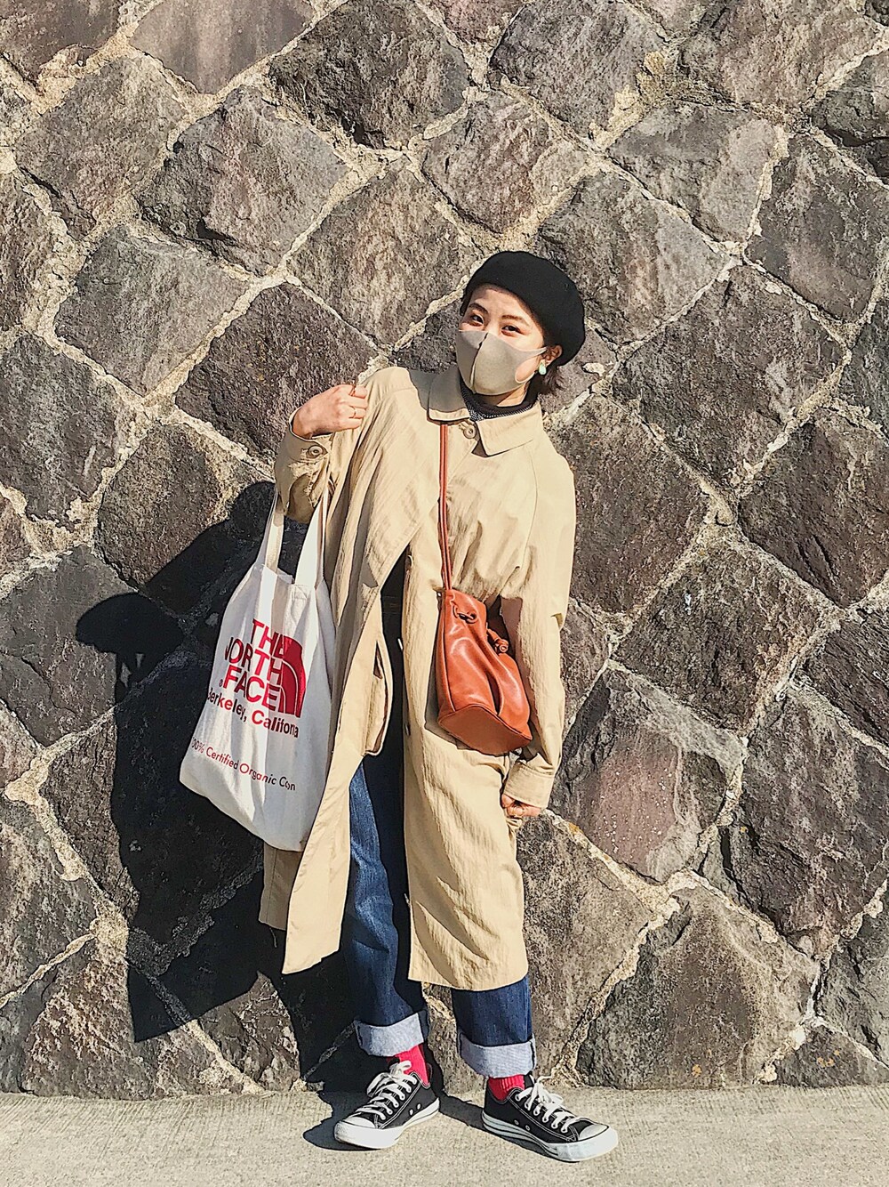 「カジュアルコーデ、パンツコーデ、デニムパンツ、デニムコーデ、休日スタイル、春、春コーデ、お洒落さんとつながりたい、古着MIX、ベレー帽」｜「無印良品のアイテム（トレンチコート、ベージュ系）」を使った、e Ⓜ︎ℹ︎さん（レディース・158cm）の冬コーディネートの1枚目の写真