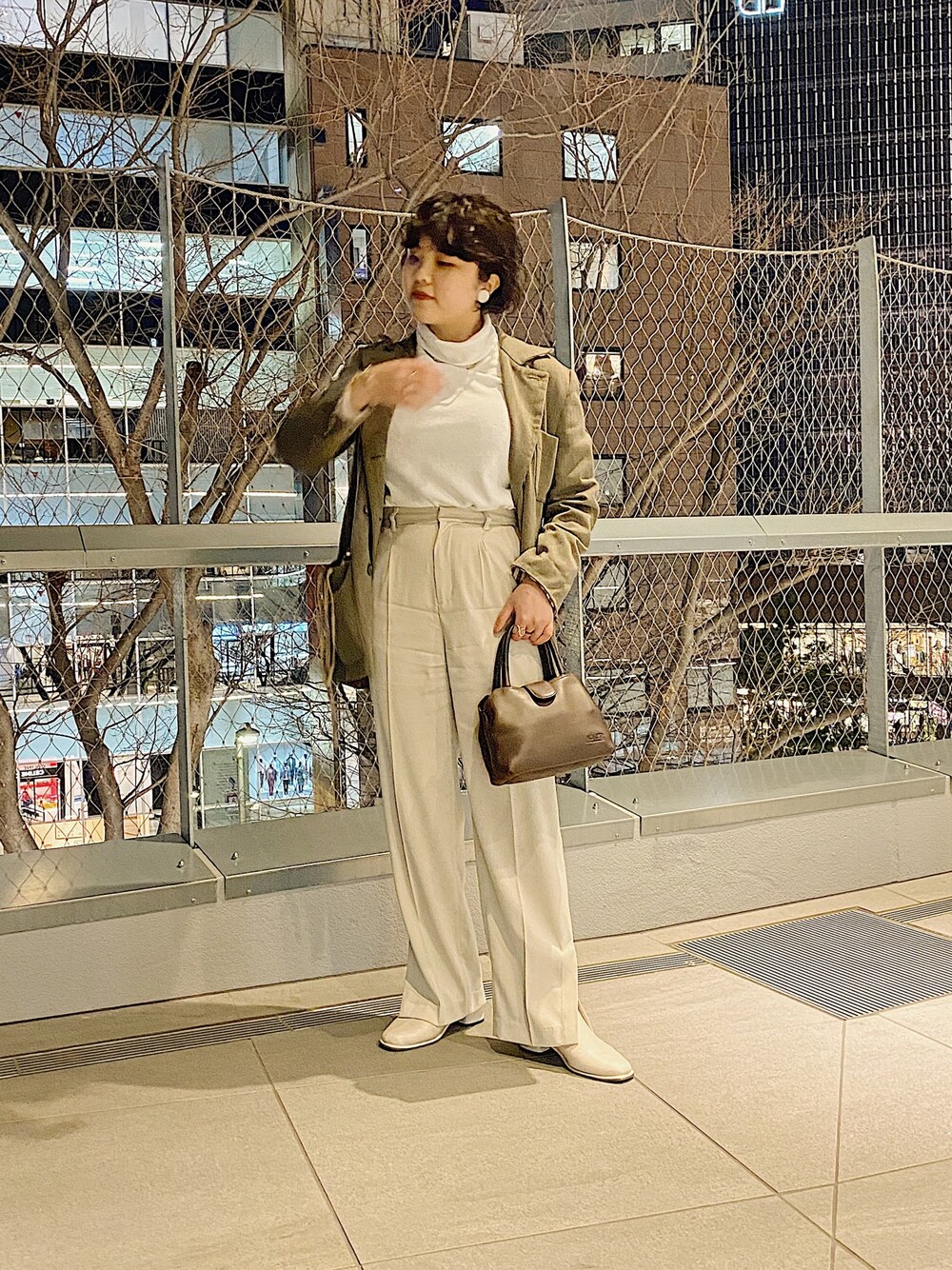「シンプルコーデ、ホワイトコーデ、カフェオレコーデ、大人コーデ、ホワイトパンツ、ワントーンコーデ、アパートバイローリーズ、センタープレスパンツ、センタープレス、カジュアル」｜「BURBERRYの『 ジャケット 』（テーラードジャケット、グレー系）」を使った、e Ⓜ︎ℹ︎さん（レディース・158cm）の春コーディネートの1枚目の写真