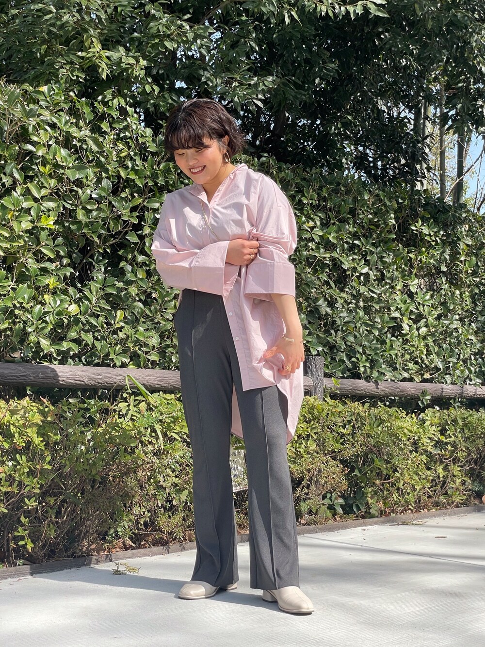 「ピンクシャツ、ピンクコーデ、シャツコーデ、きれいめカジュアル、低身長、ホワイトブーツ、春コーデ、ボリューム袖、オトナカジュアル」｜「A part byのCoオーバーサイズスタンドシャツ　931713（シャツ/ブラウス、ピンク系）」を使った、e Ⓜ︎ℹ︎さん（レディース・158cm）の春コーディネートの1枚目の写真