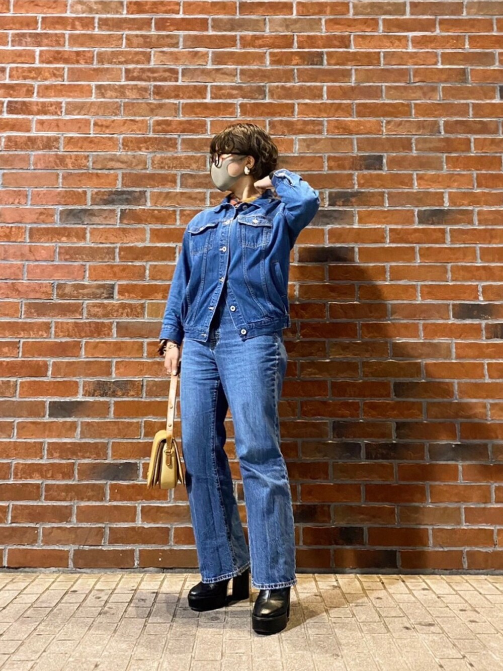 「デニム、デニムオンデニム、デニムジャケット、デニムパンツ、おしゃれさんと繋がりたい、カジュアルコーデ、アメカジ、デニムコーデ、伊達メガネ、今日のコーデ」｜「GUのアイテム（デニムパンツ、ブルー系）」を使った、e Ⓜ︎ℹ︎さん（レディース・158cm）の春コーディネートの1枚目の写真