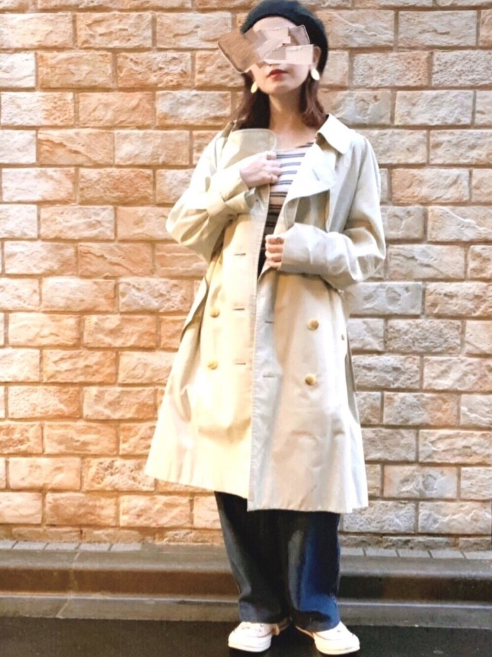 「大人カジュアル、デニム、スプリングコート、トレンチコート、シンプル、ベレー帽、春コーデ、スニーカー、ユニクロ、ZARA」｜「coca（coca）のあたたかニットシンプルベレー帽（ハンチング/ベレー帽、ブラック系）」を使った、m.a.yさん（レディース・154cm）の春コーディネートの1枚目の写真