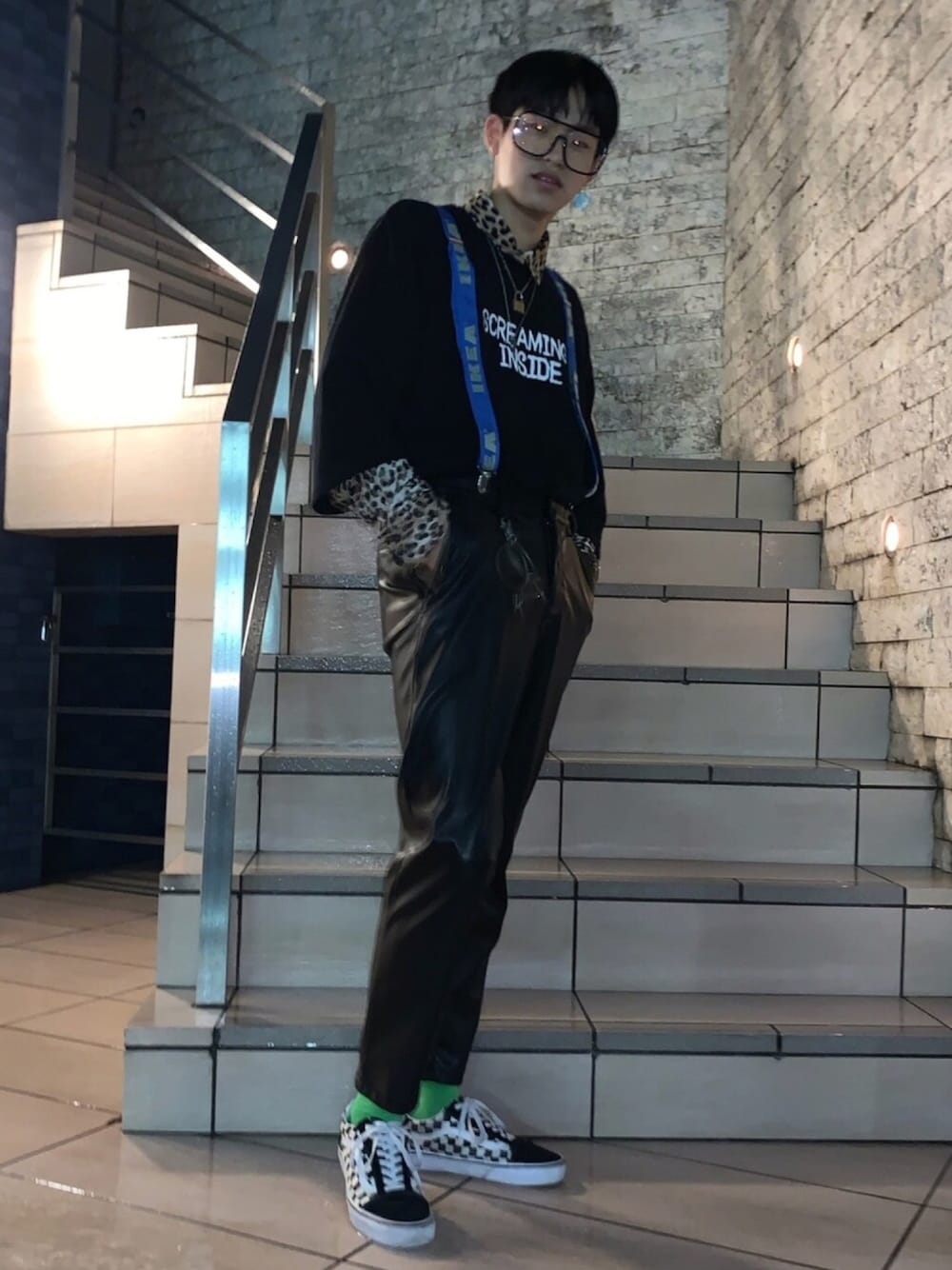 「レオパード、サスペンダー、レザーパンツ、韓国、韓国ファッション、めがね、IKEA、VANS、いいね、save、フォローお願いします🤑、レイヤードstyle」｜「remakeのアイテム（Tシャツ/カットソー、ブラック系）」を使った、taichengさん（メンズ・173cm）の冬コーディネートの1枚目の写真