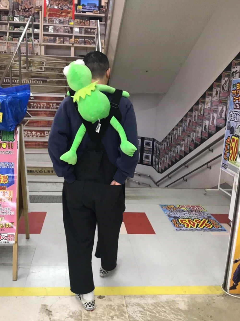 「休日スタイル、モノトーンコーデ、おしゃれさんと繋がりたい、オーバーオール、オーバーサイズ、Johnbull Private labo、VANS、古着、古着MIX、古着好きな人と繋がりたい」｜「白山眼鏡のアイテム（メガネ、ブラック系）」を使った、YUさん（メンズ・173cm）の冬コーディネートの1枚目の写真