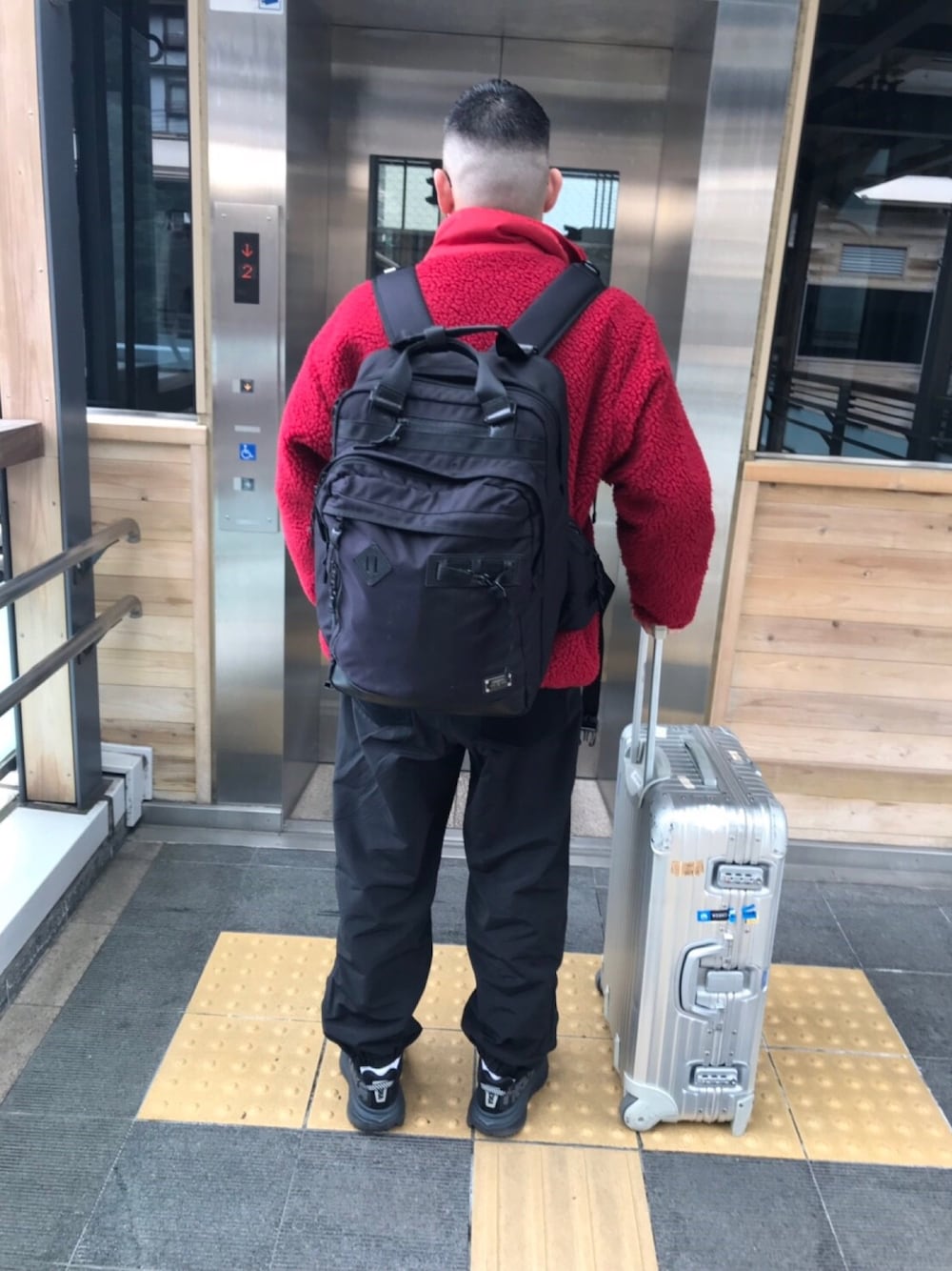 「お洒落さんとつながりたい、オトナカジュアル、カジュアル、冬コーデ、シンプル、chari&co、HOKAONEONE、south2west8、starter、RIMOWA」｜「白山眼鏡のアイテム（メガネ、ブラック系）」を使った、YUさん（メンズ・173cm）の冬コーディネートの1枚目の写真