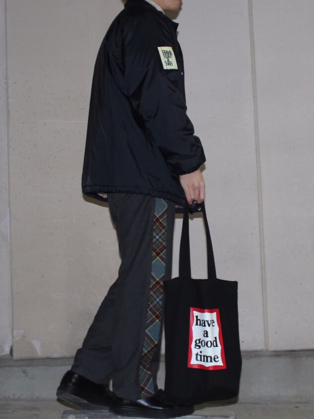「have a good time、コーチジャケット、Vivienne Westwood、トートバッグ」｜「Have a good timeのアイテム（ナイロンジャケット、ブラック系）」を使った、リュウヤさん（メンズ・168cm）の春コーディネートの1枚目の写真