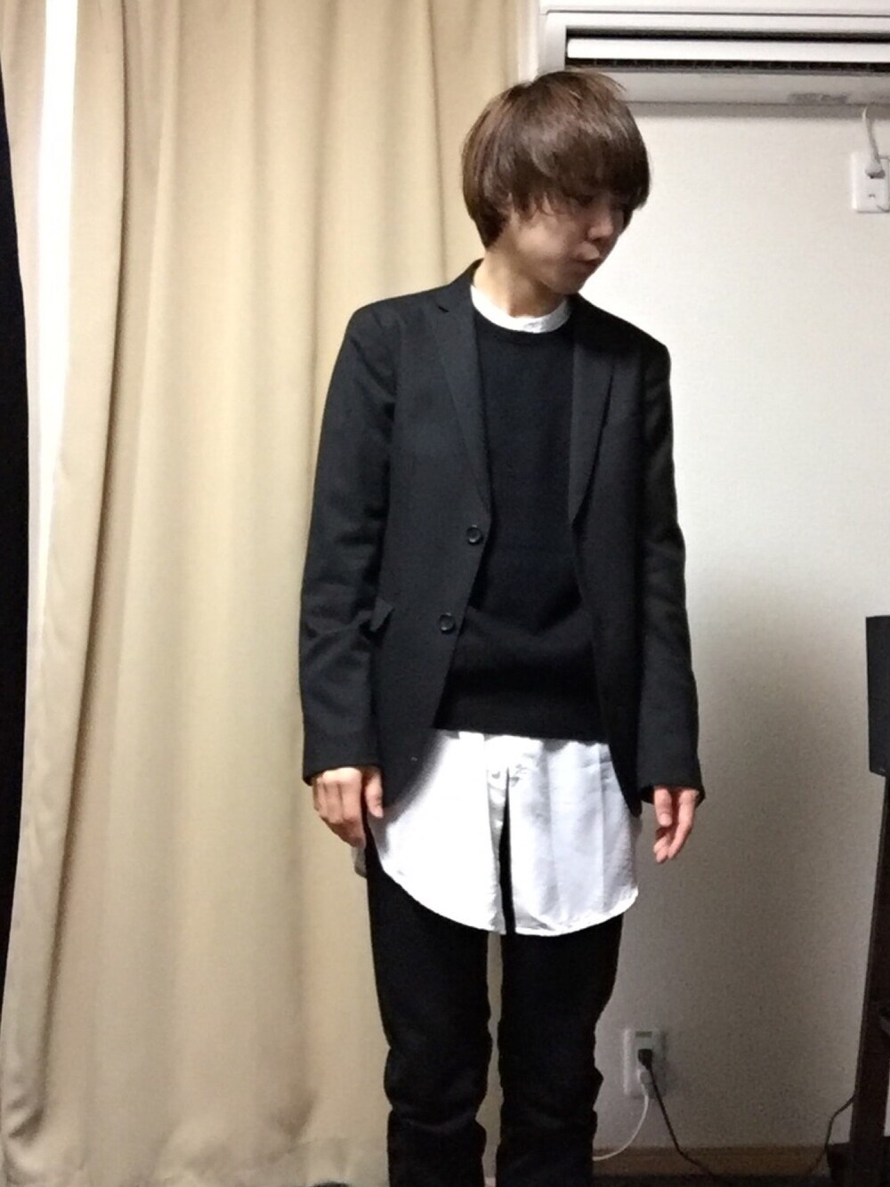 ブラック系のテーラードジャケット、ブラック系のデニムパンツ、ブラック系のニット/セーターを着用したメンズの冬コーディネートの1枚目の写真