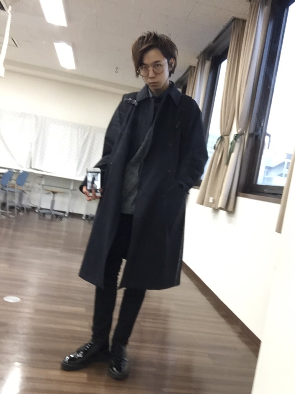 ブルー系のチェスターコート、ブラック系のスウェット、ブラック系のドレスシューズを着用したメンズの冬コーディネートの1枚目の写真