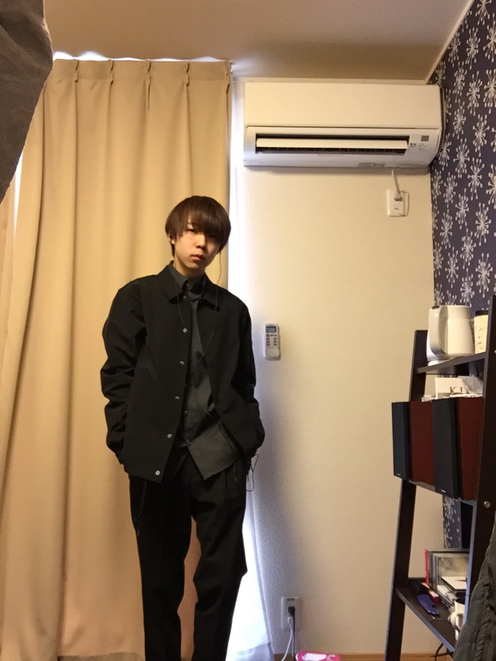 ブラック系のその他アウター、ブラック系のスラックス、グレー系のシャツ/ブラウスを着用したメンズの春コーディネートの1枚目の写真